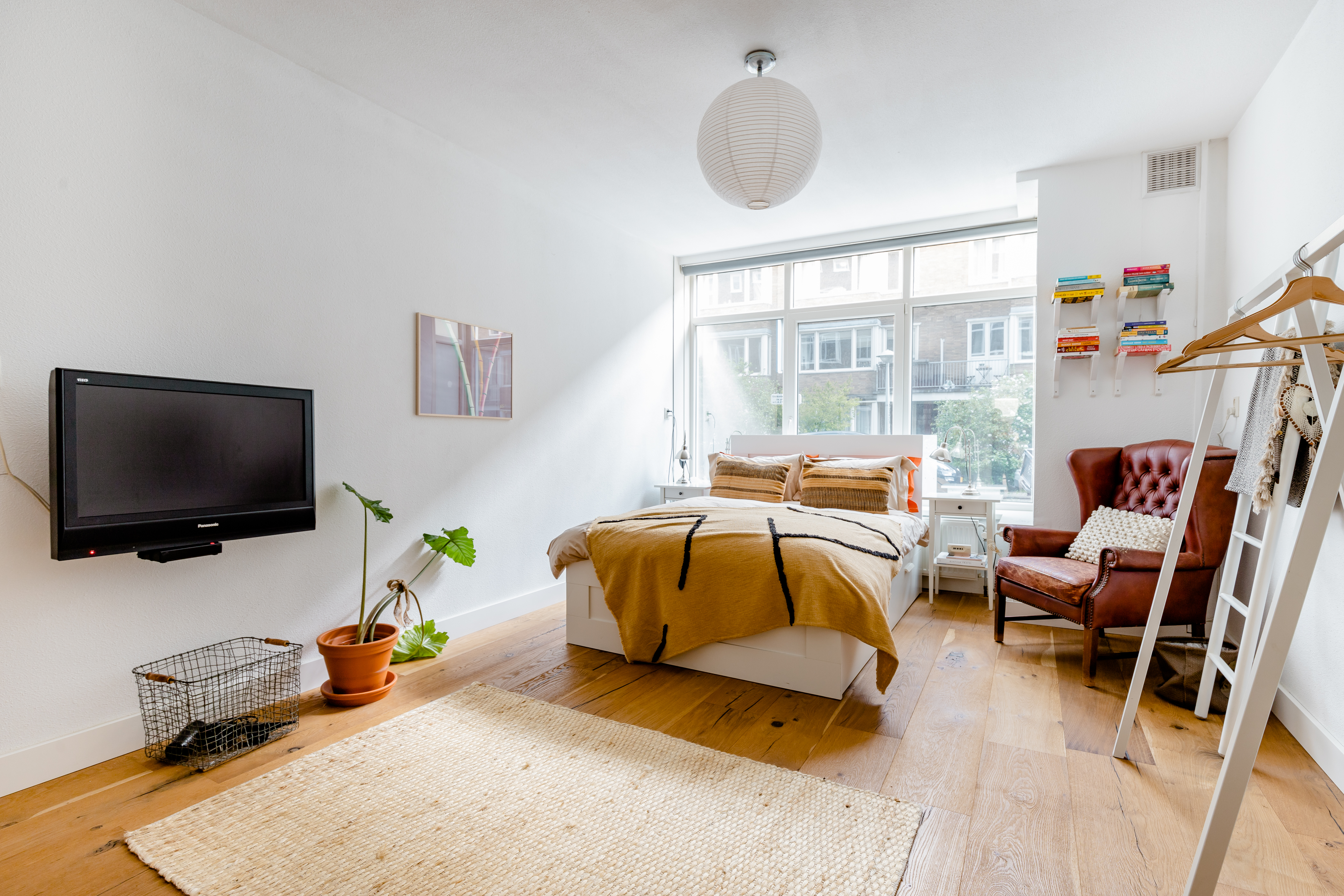 Cozy & clean bedroom with free use of bikes