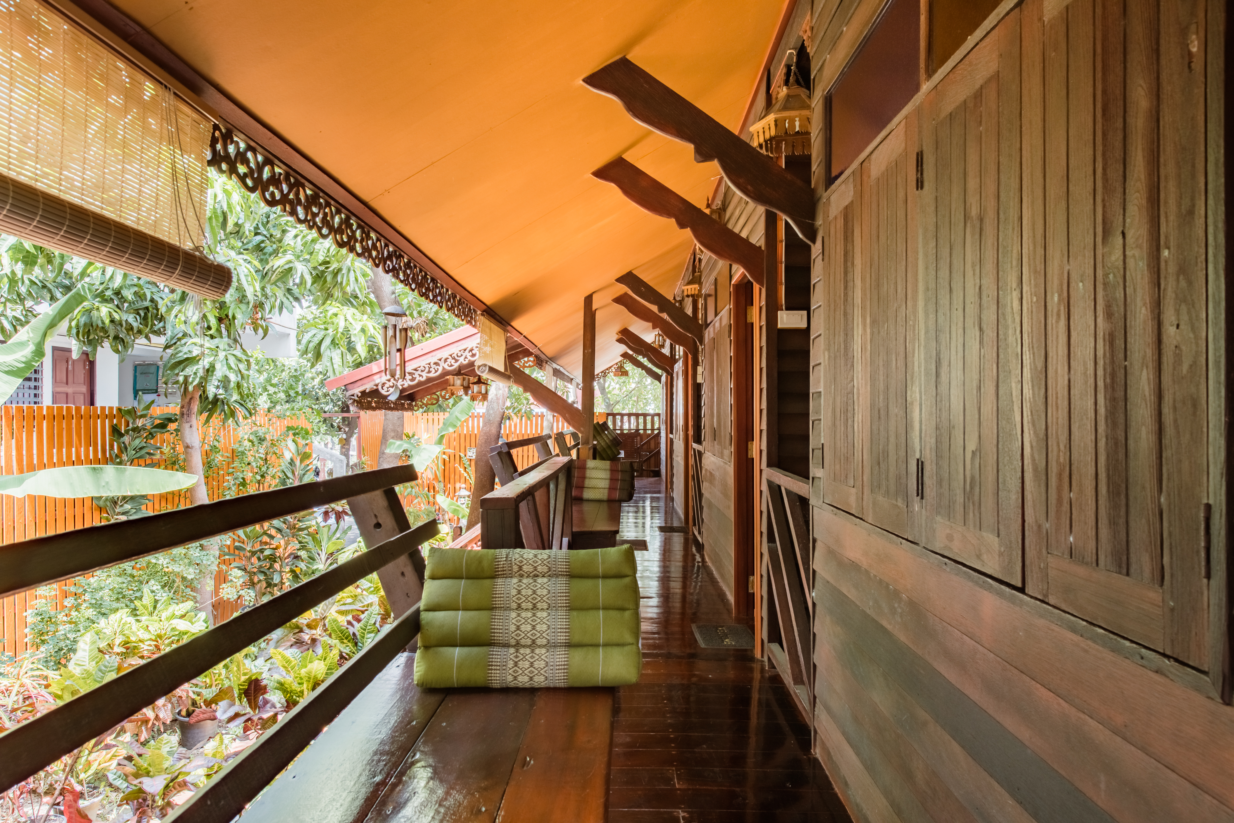 Fahsai Homestay Cozy Wooden Antique House, BRT