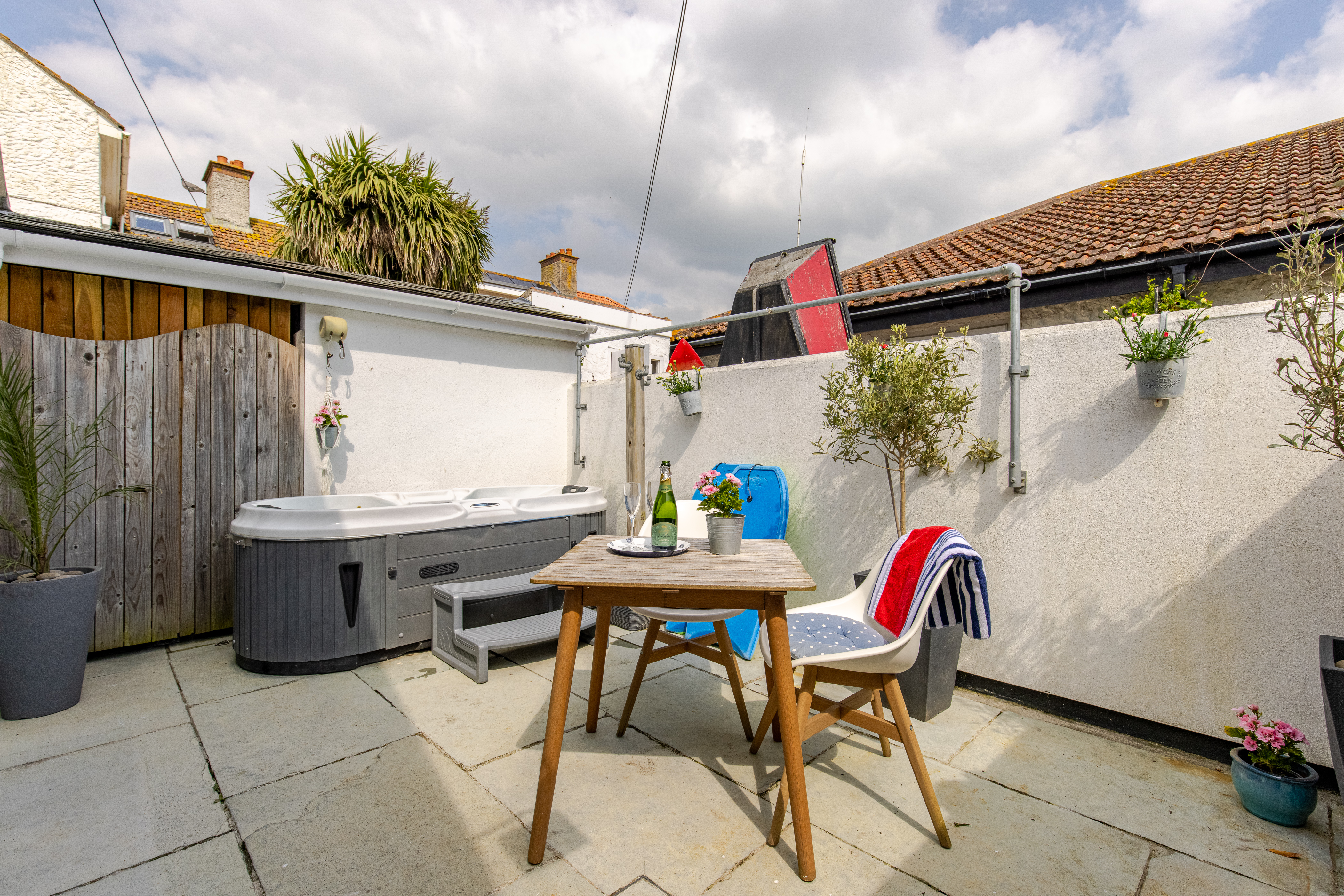 'Out the Back' - Annexe for 2 with its own hot tub