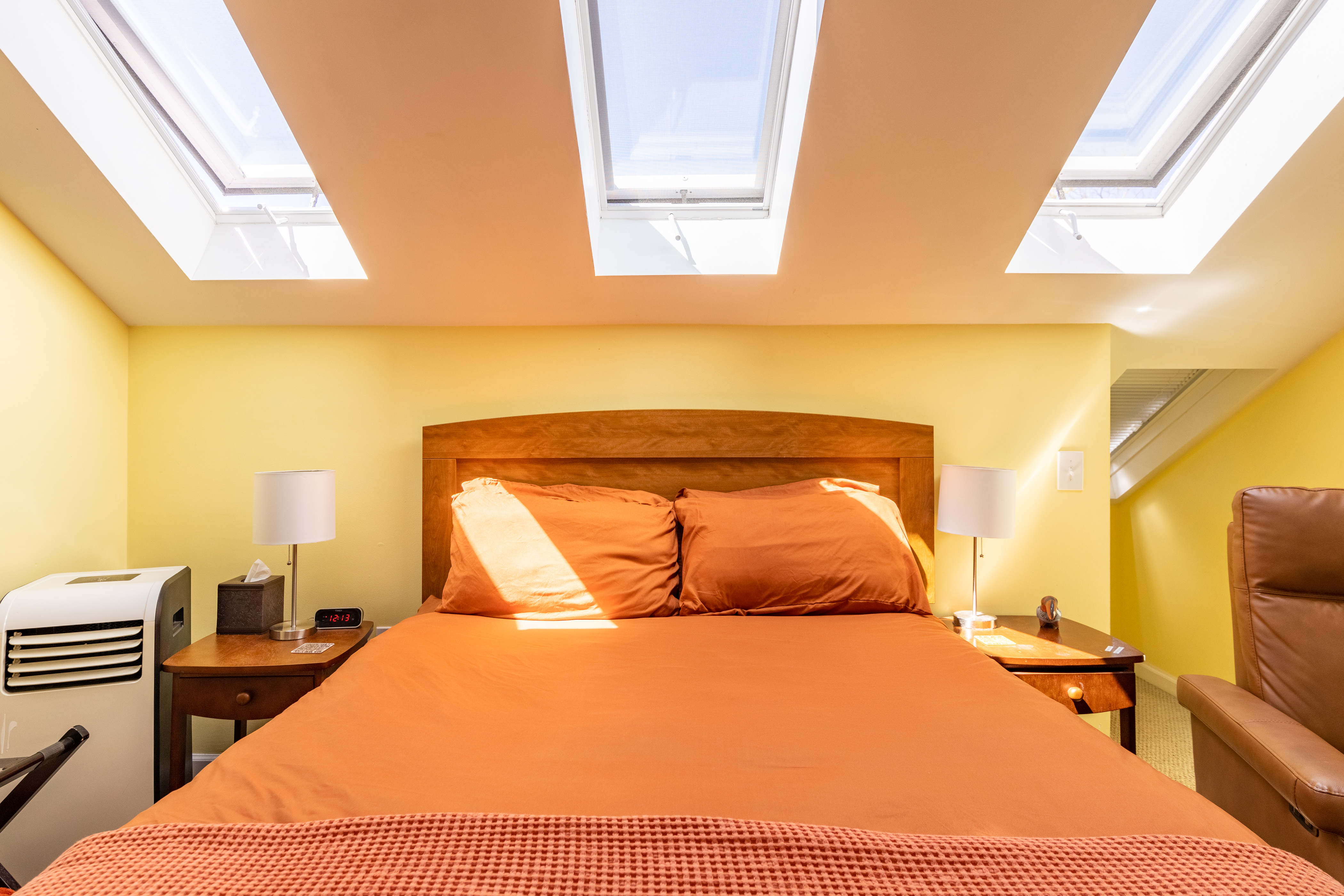 "Sky Room" Private En Suite & Seven Item Breakfast in Fairview Park, Oakland