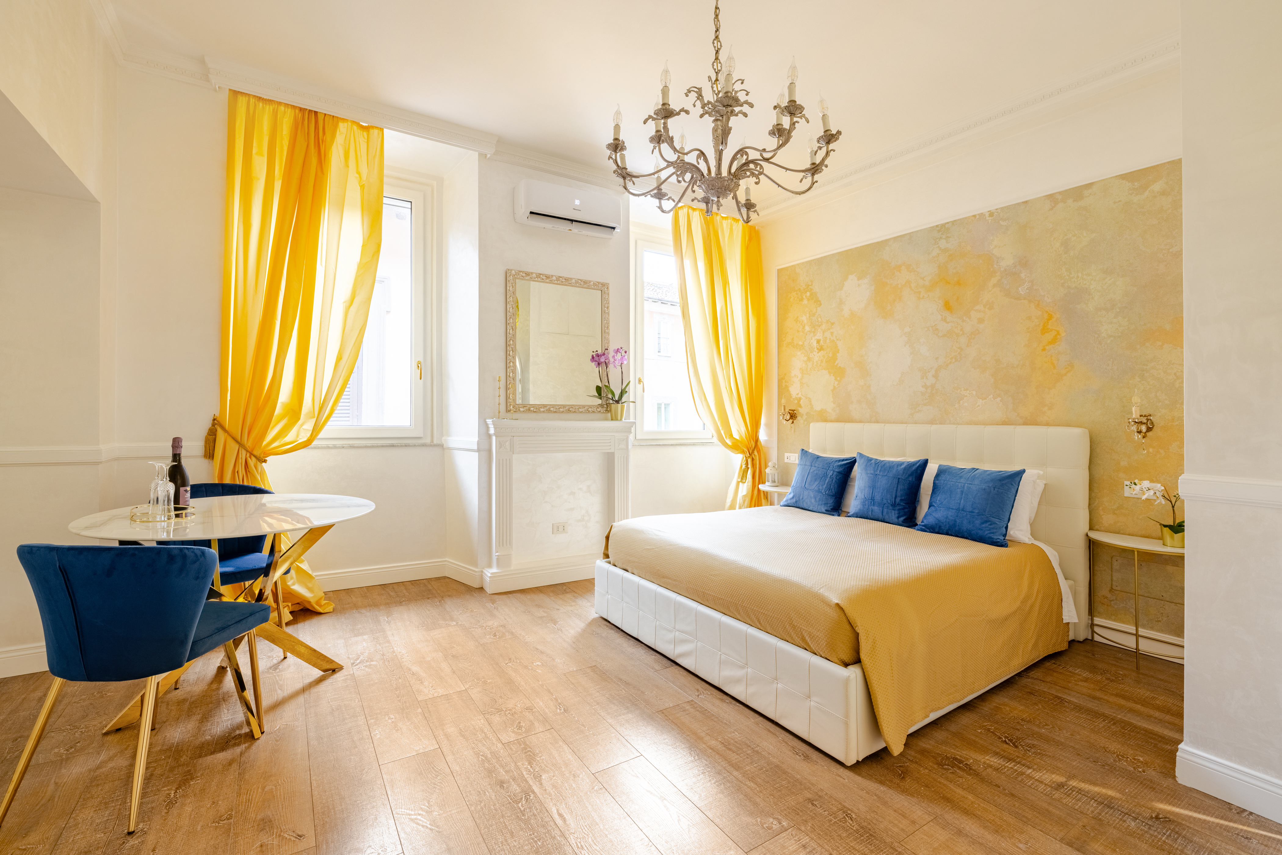 Romantic apartment View of the Trevi Fountain