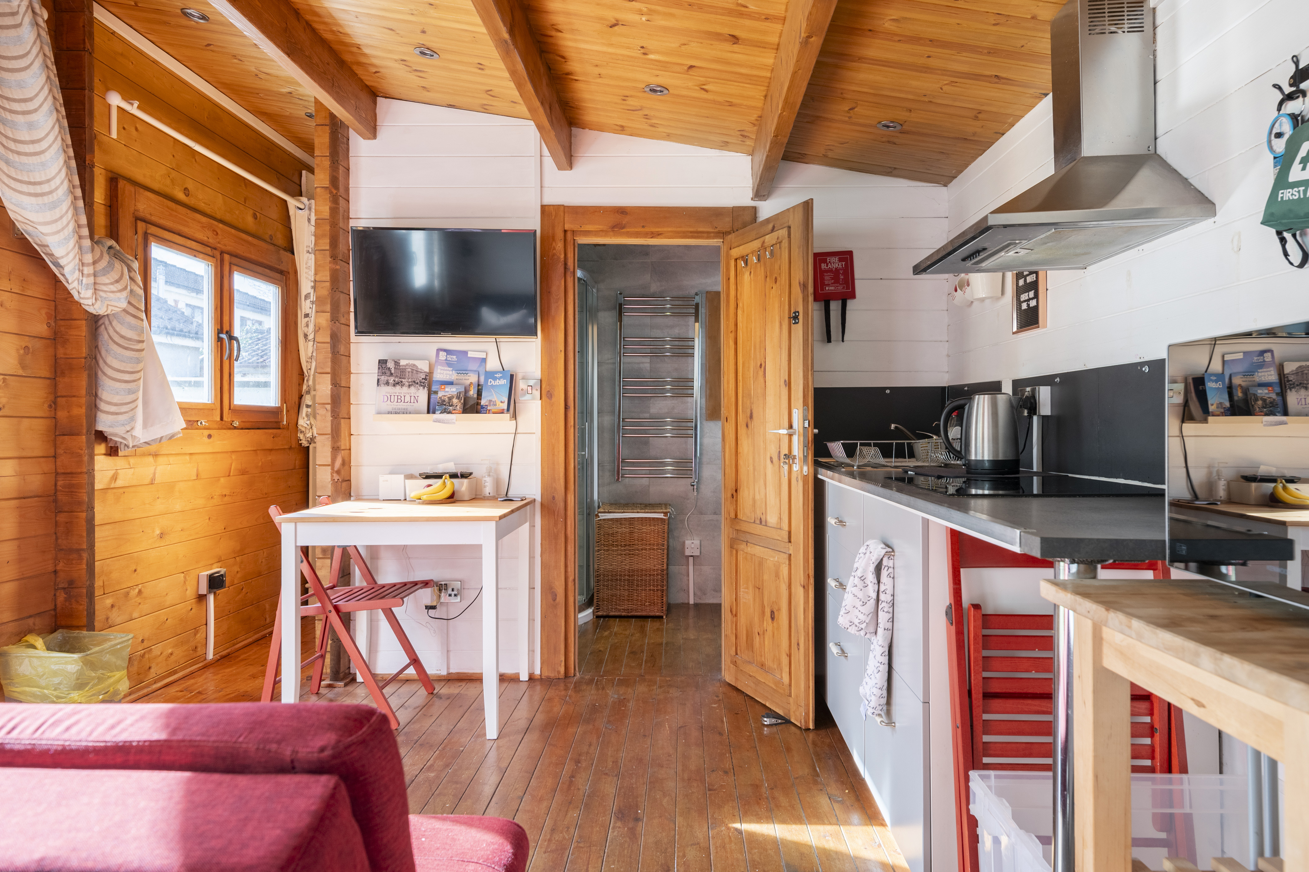 Carlton Cabin - 7mins to Airport and Ryanair HQ