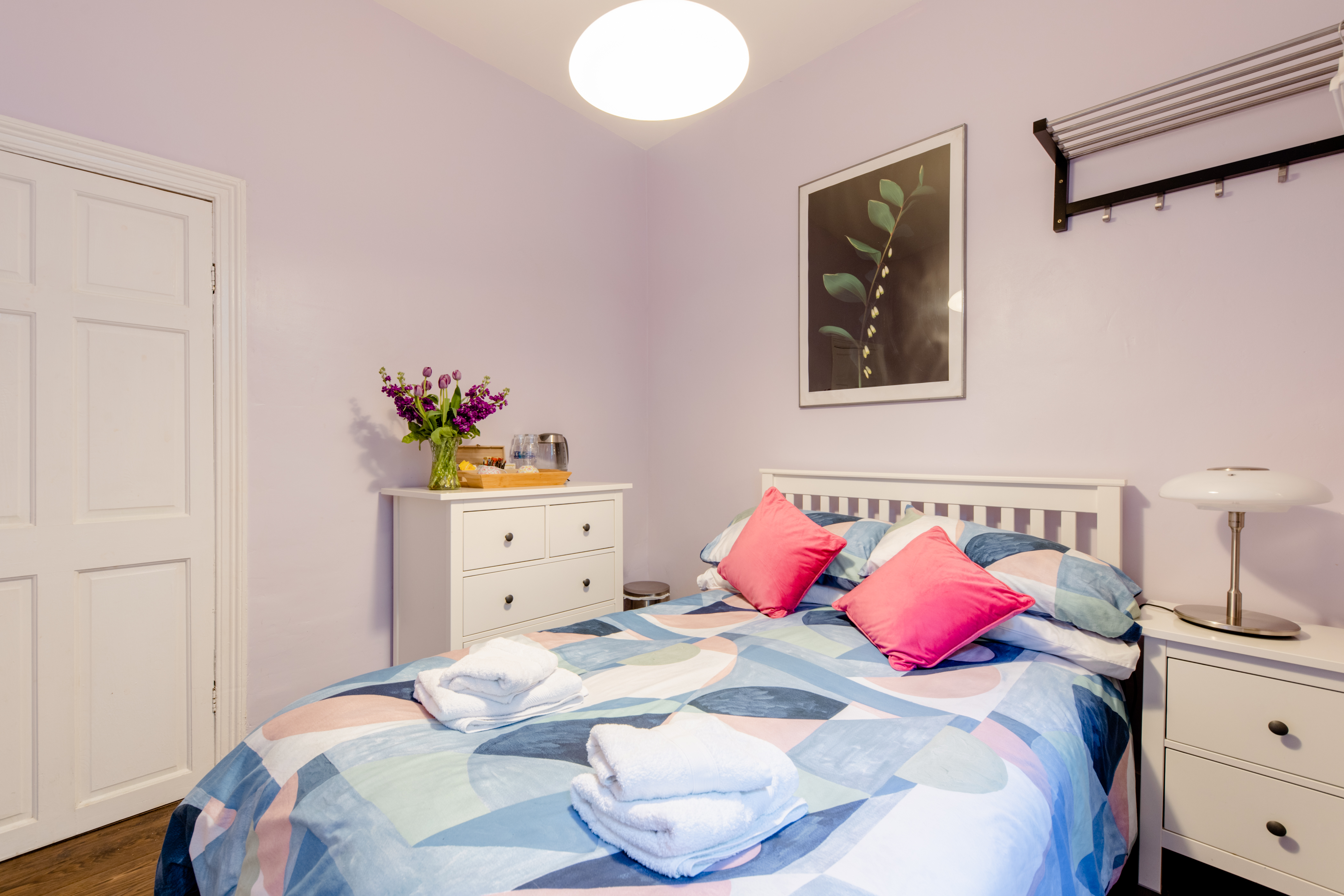 Pretty double room near centre + tasty breakfast