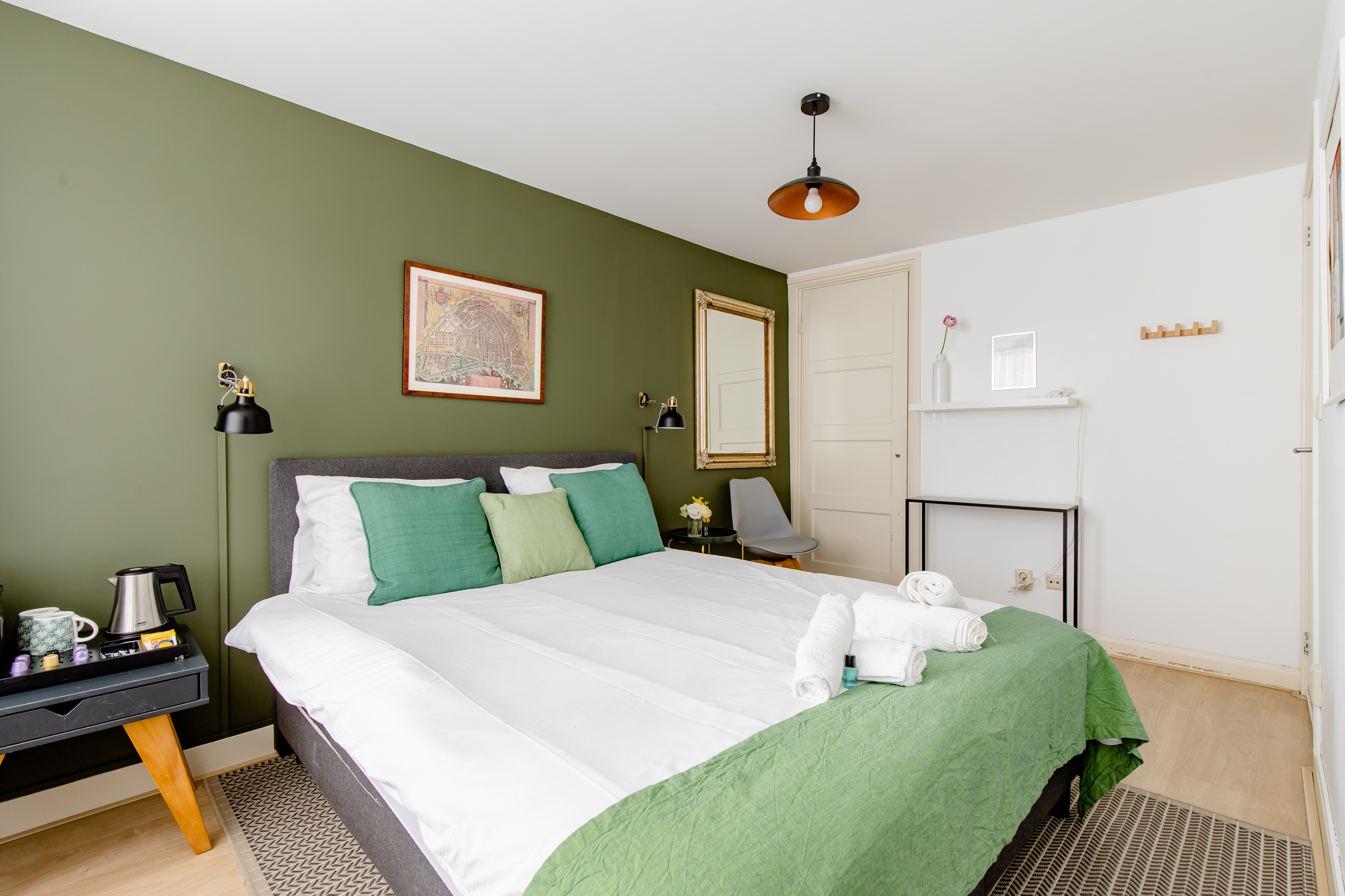Charming and quiet room in City Center!