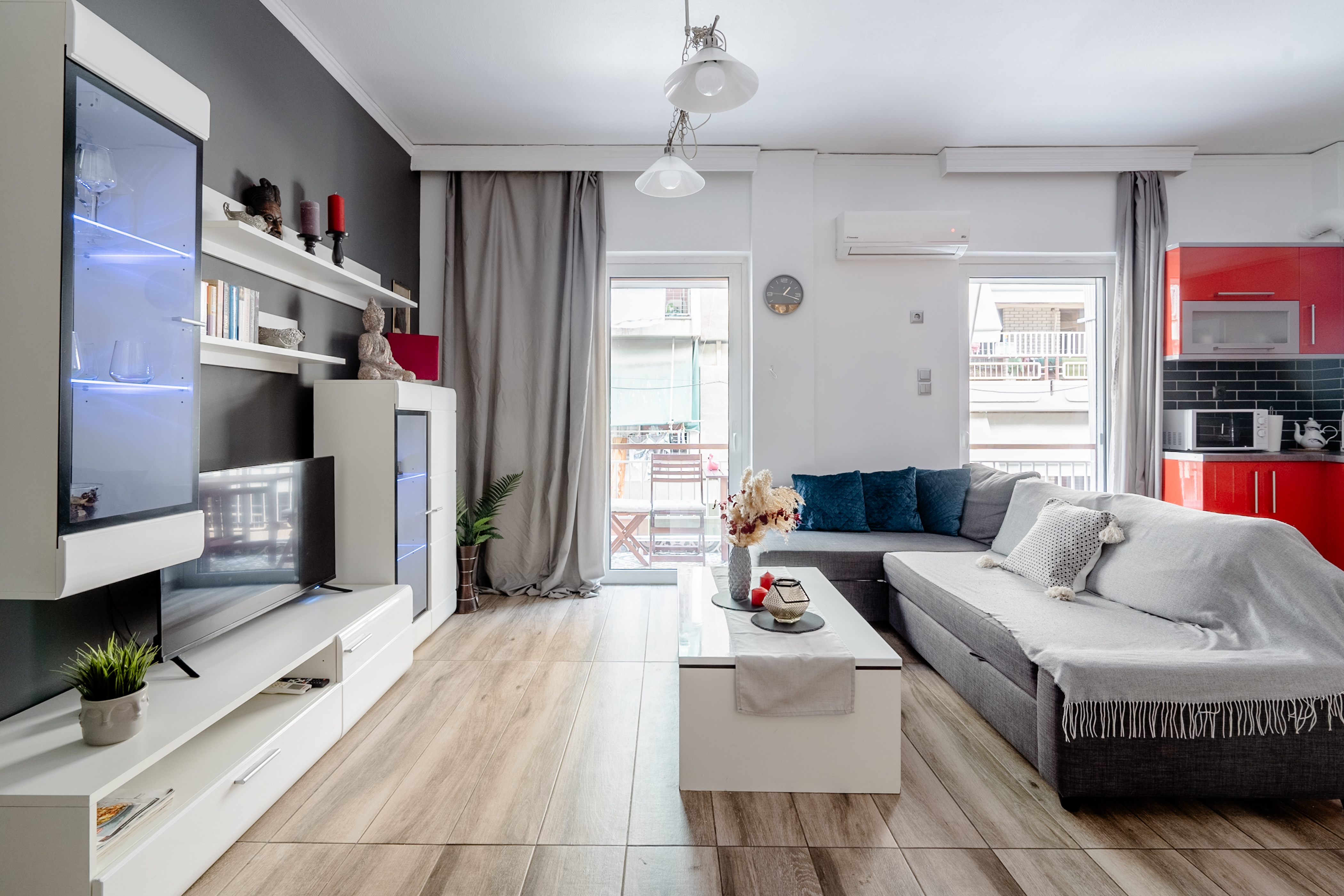 Vibrant Contemporary Apt. Close to Historical Cnt.