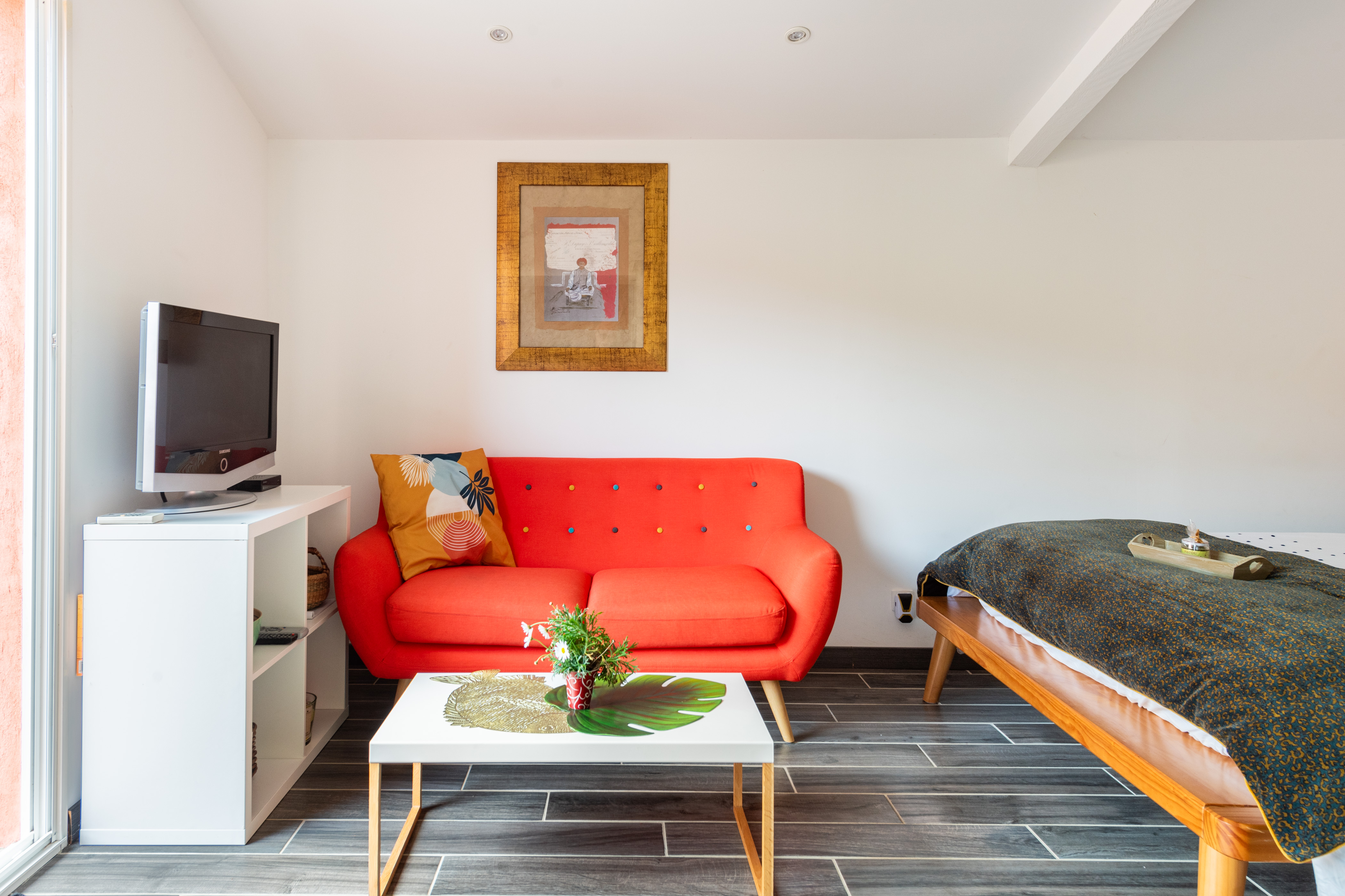 Small Nest with Patio/Private Parking, Seaside