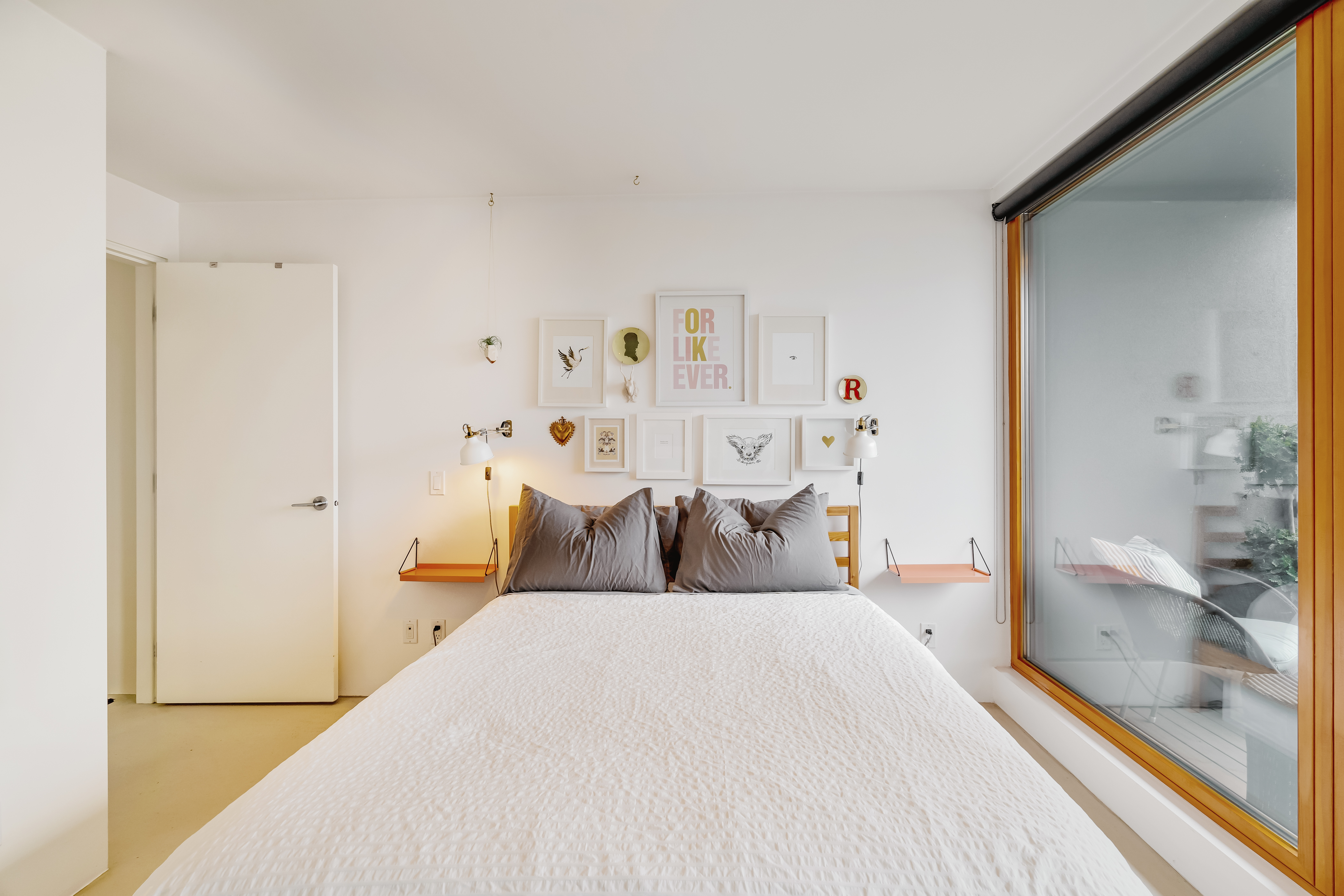 Bright and cozy! Private bathroom and balcony.