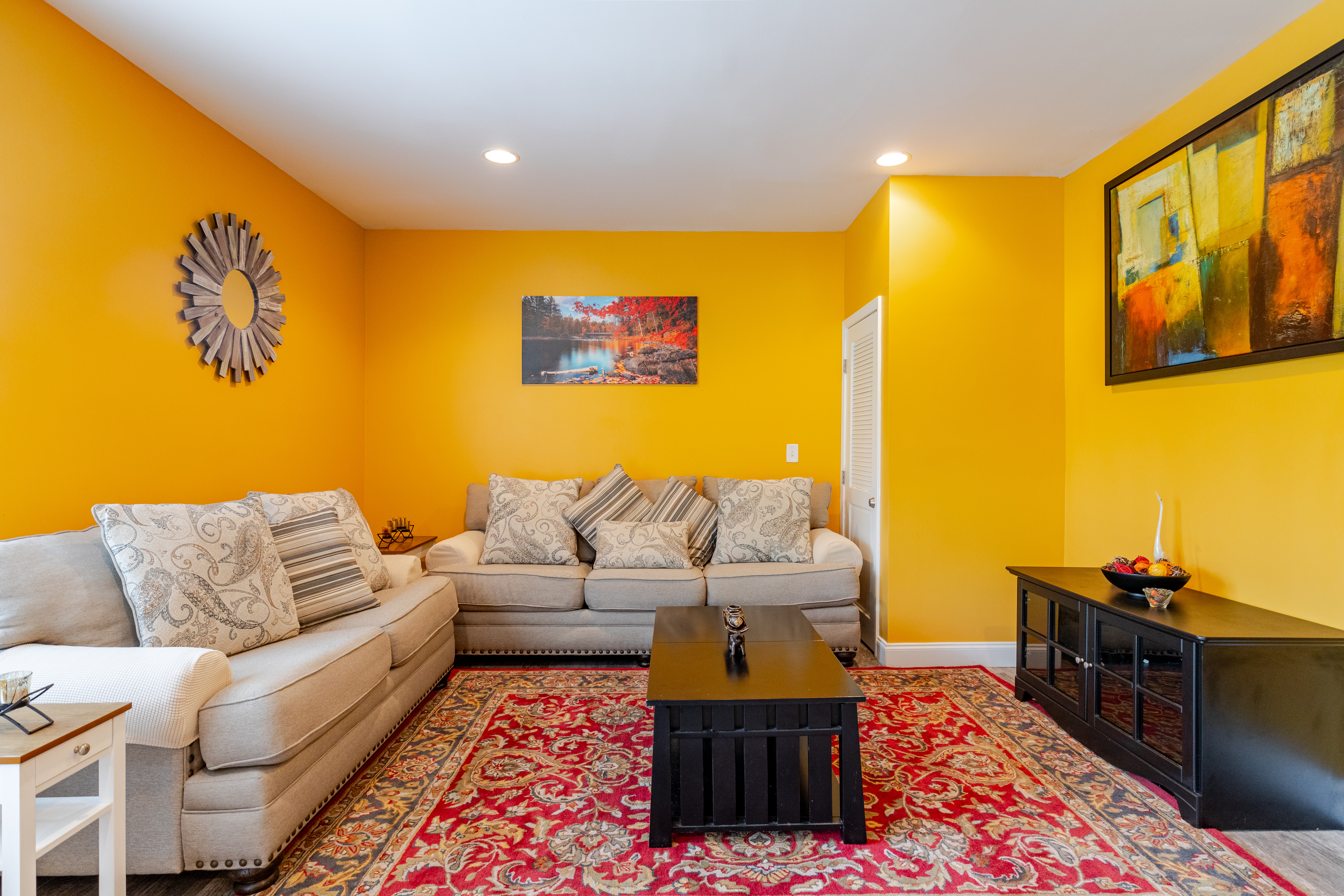 CURT'S cozy, basement apartment. Private entrance.
