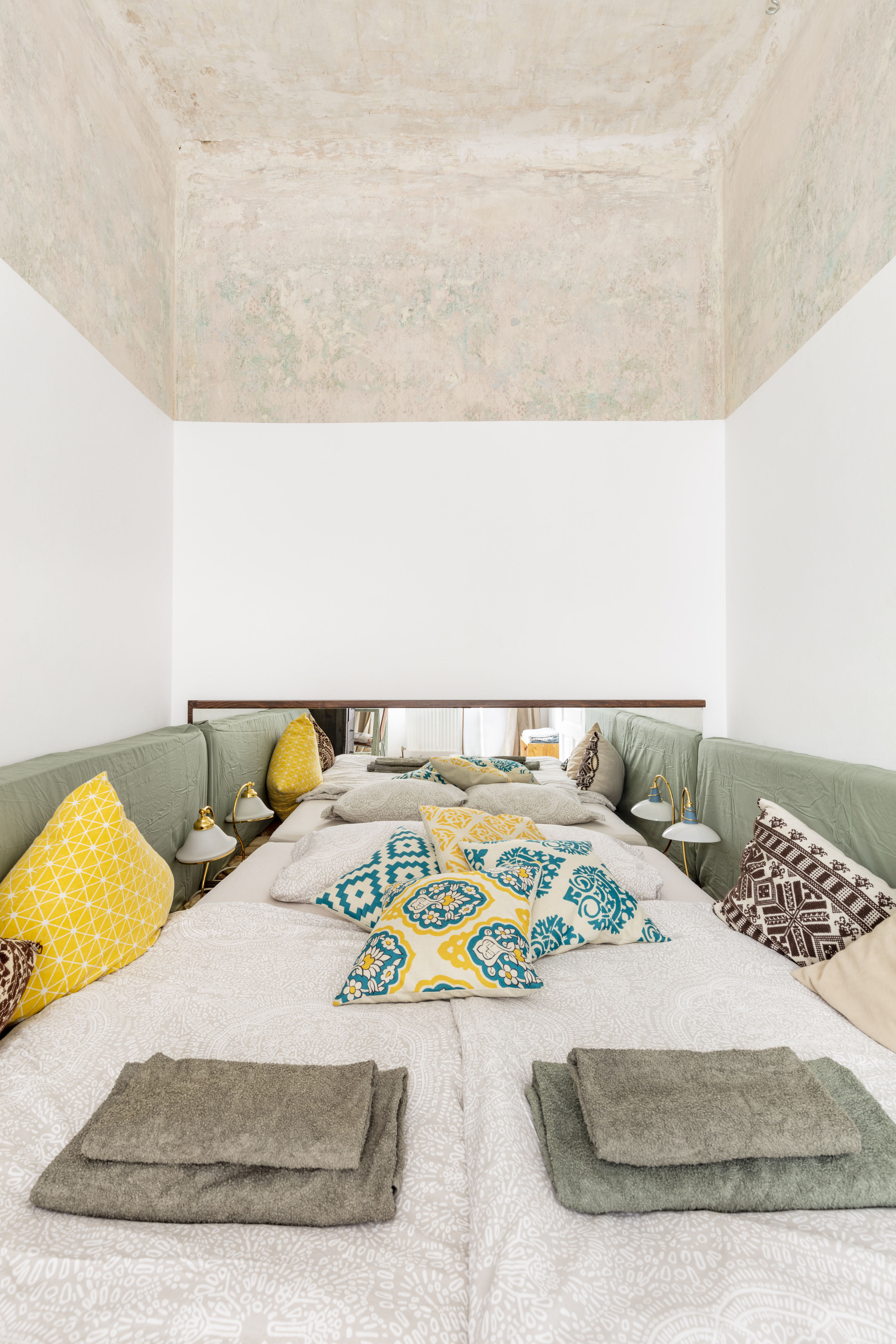 cosy calm room in artsy flat close to city-center