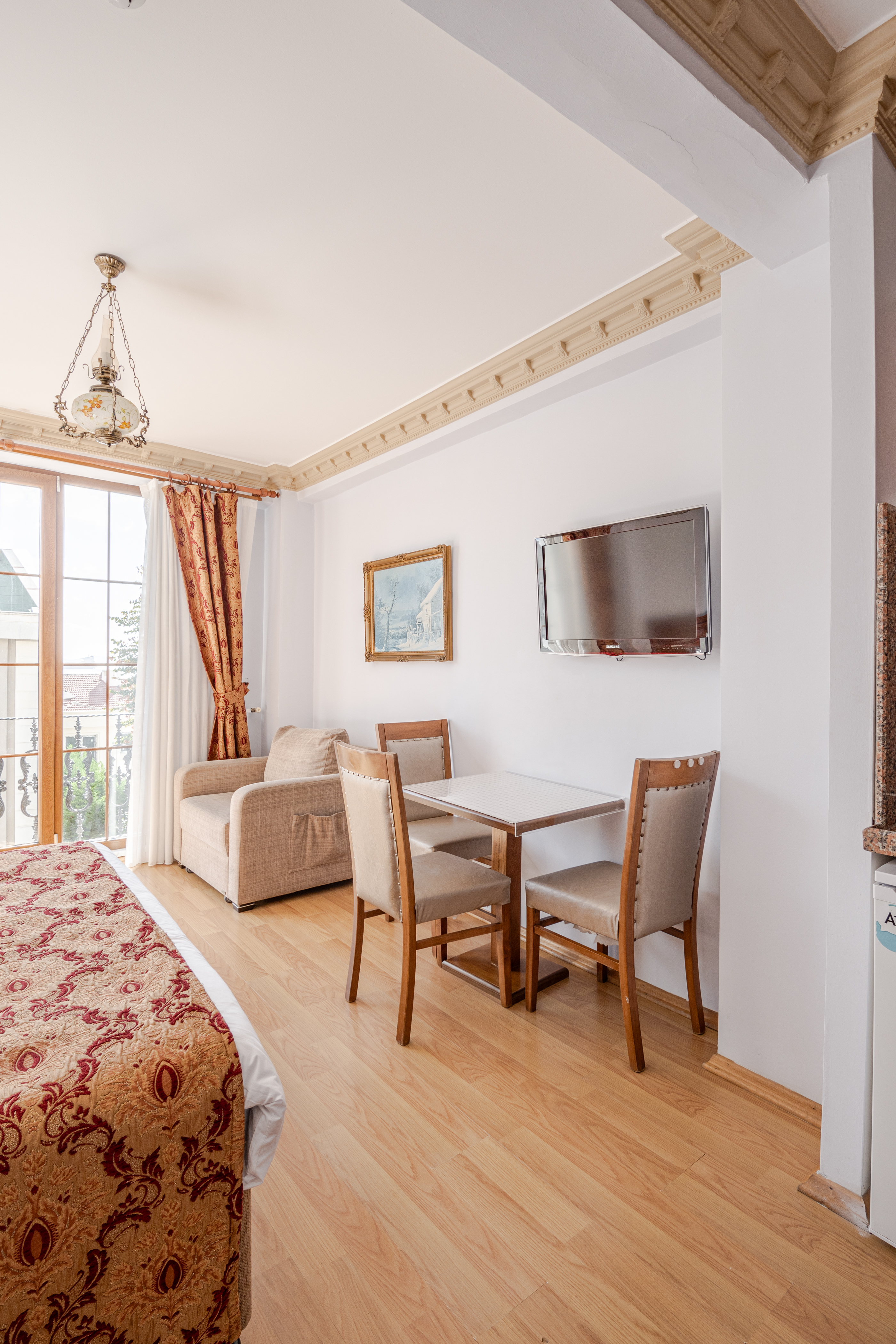 Studio with partial sea view and kitchen