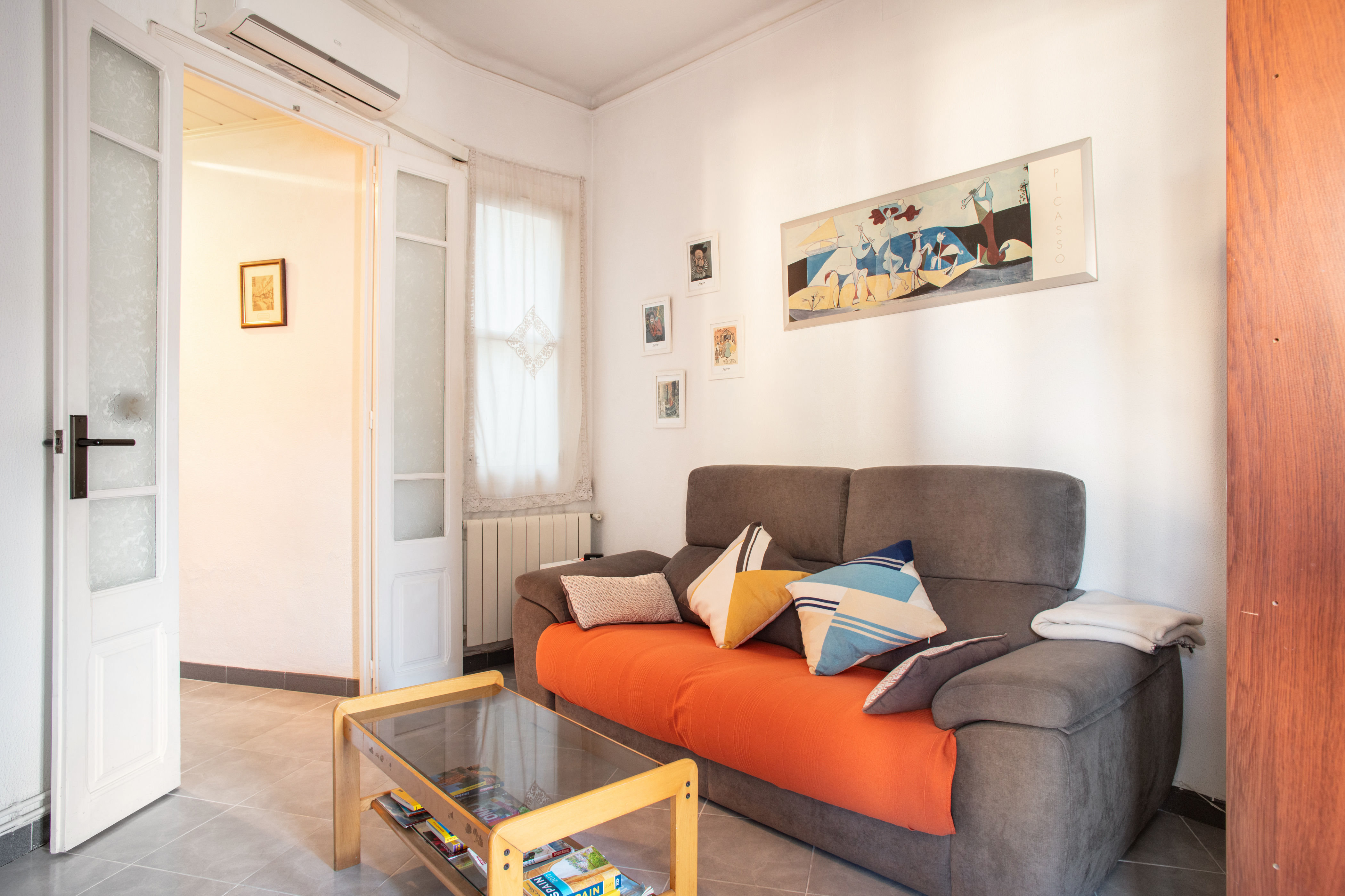 Beatiful flat and parking optional!