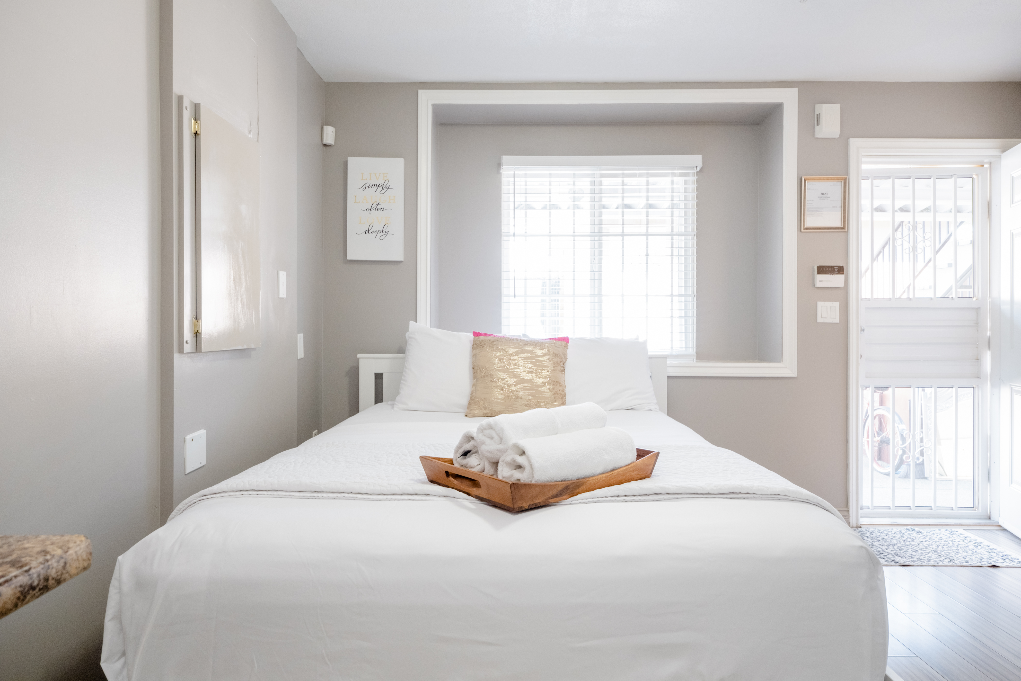 Private studio 1 bed,1 washroom