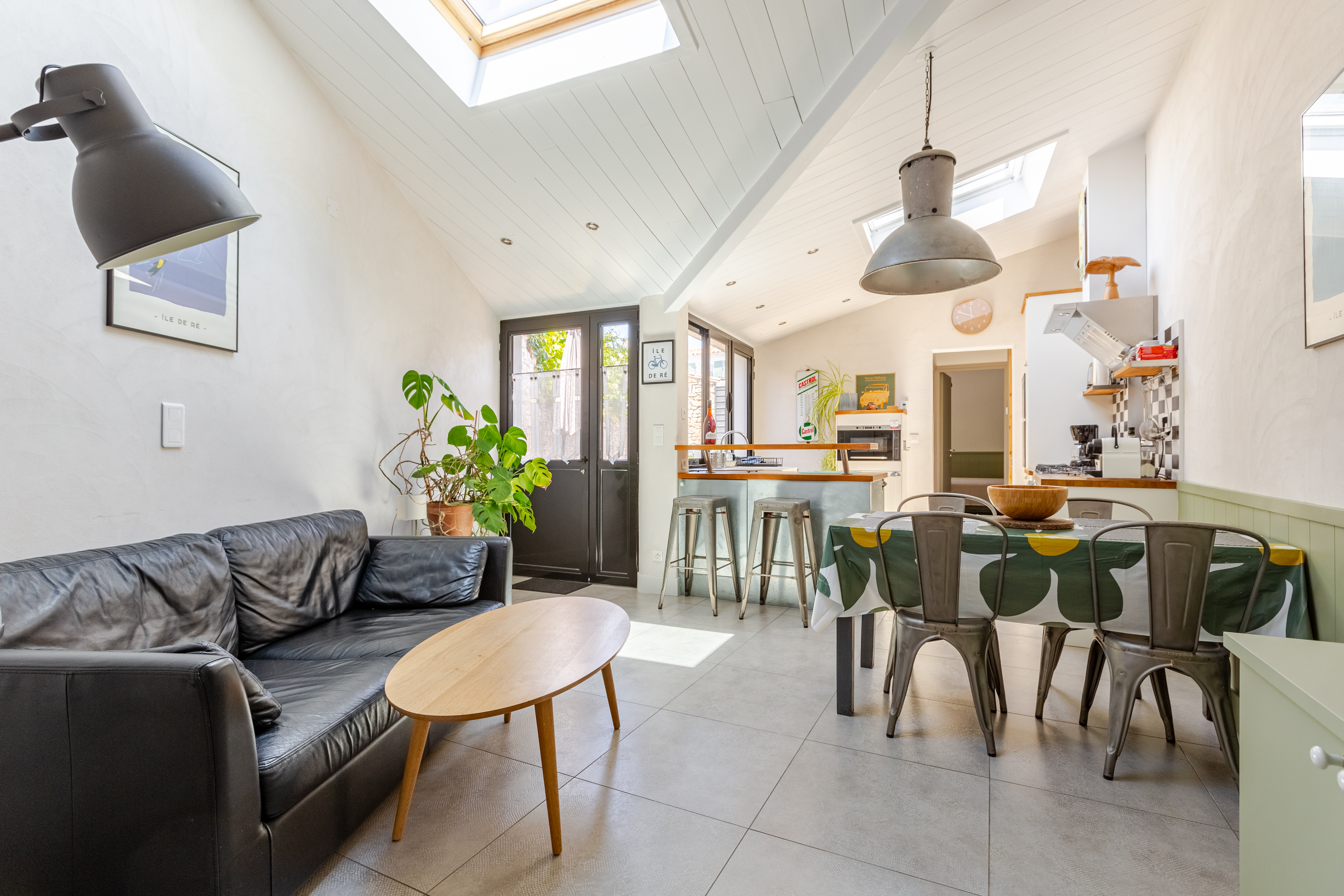 Restored cottage, close to beach and shops.