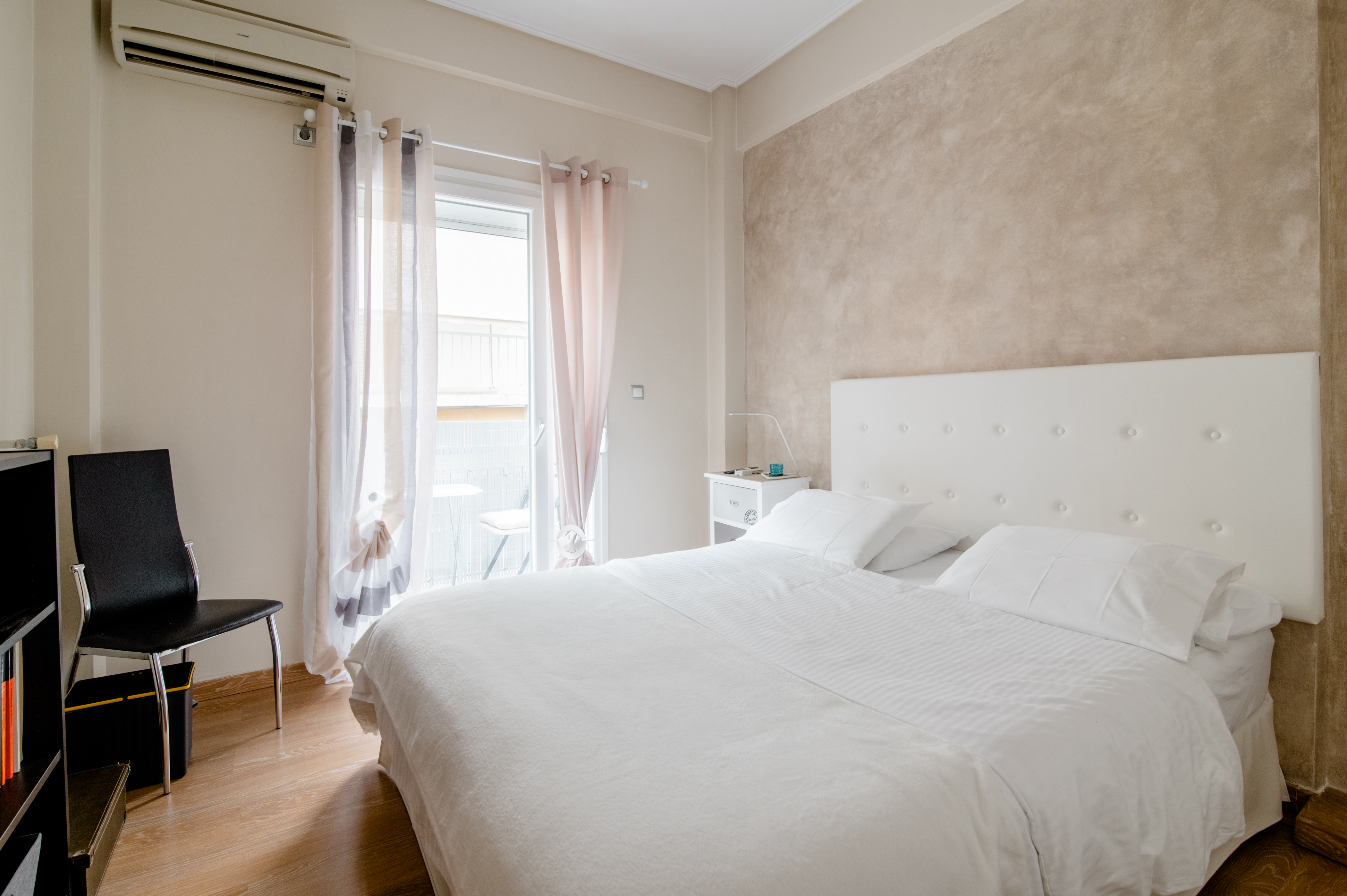 Room and private bathroom in Athens