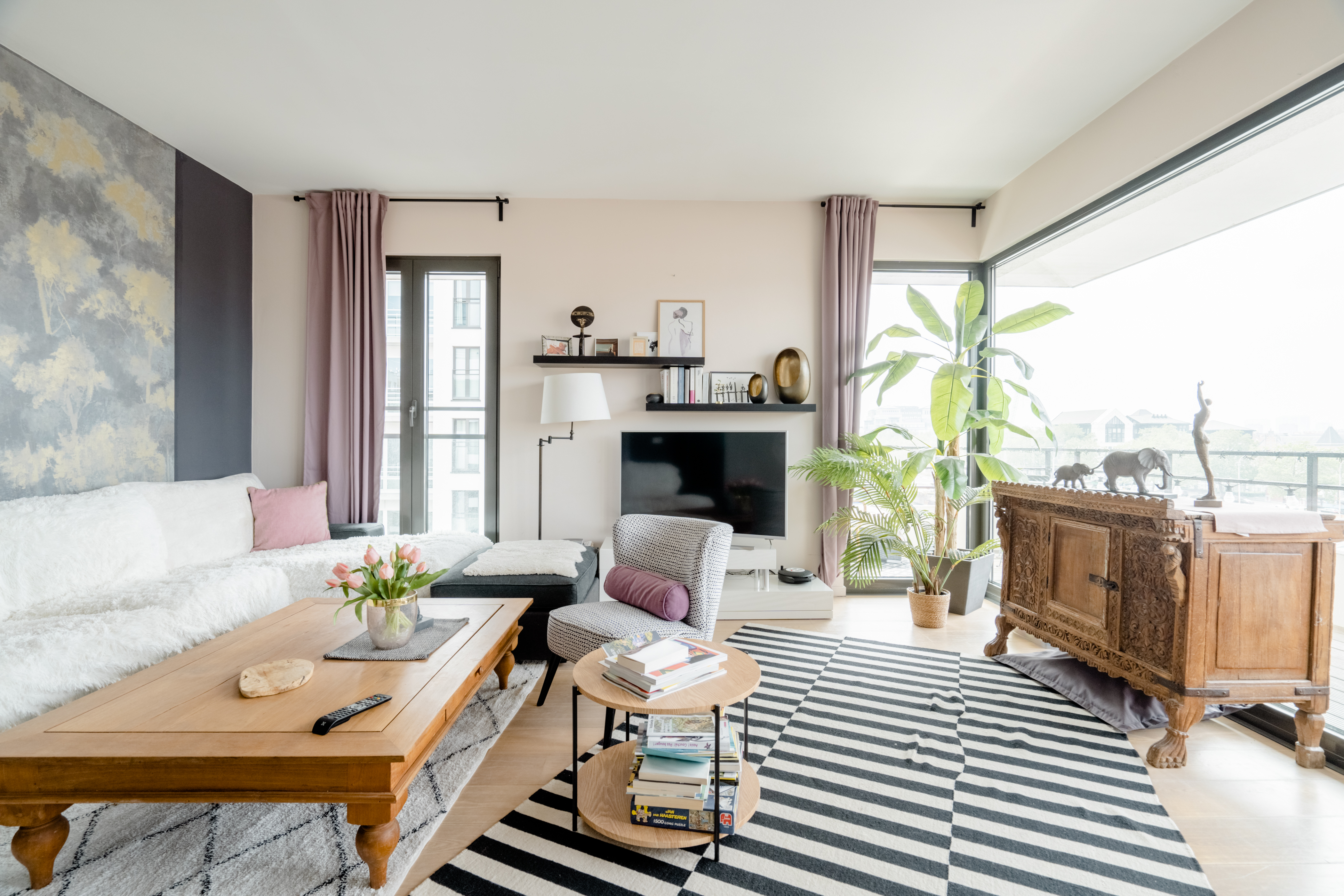 Cosy room for woman only with view on Tour & Taxi! in Bruxelles, Brussels