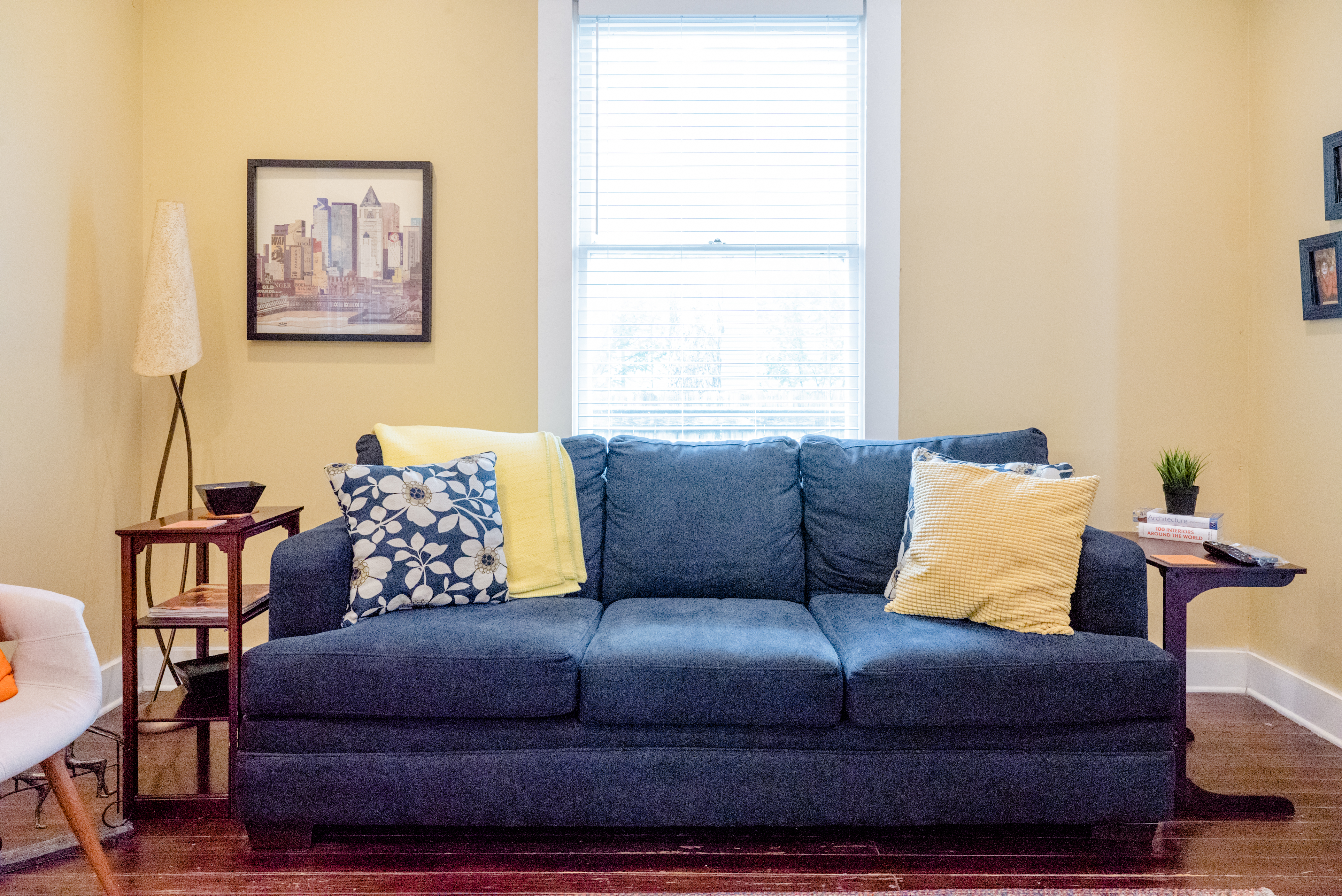4 Min from Downtown, Off Magnolia Queen Bed Suite in District 9, Fort Worth