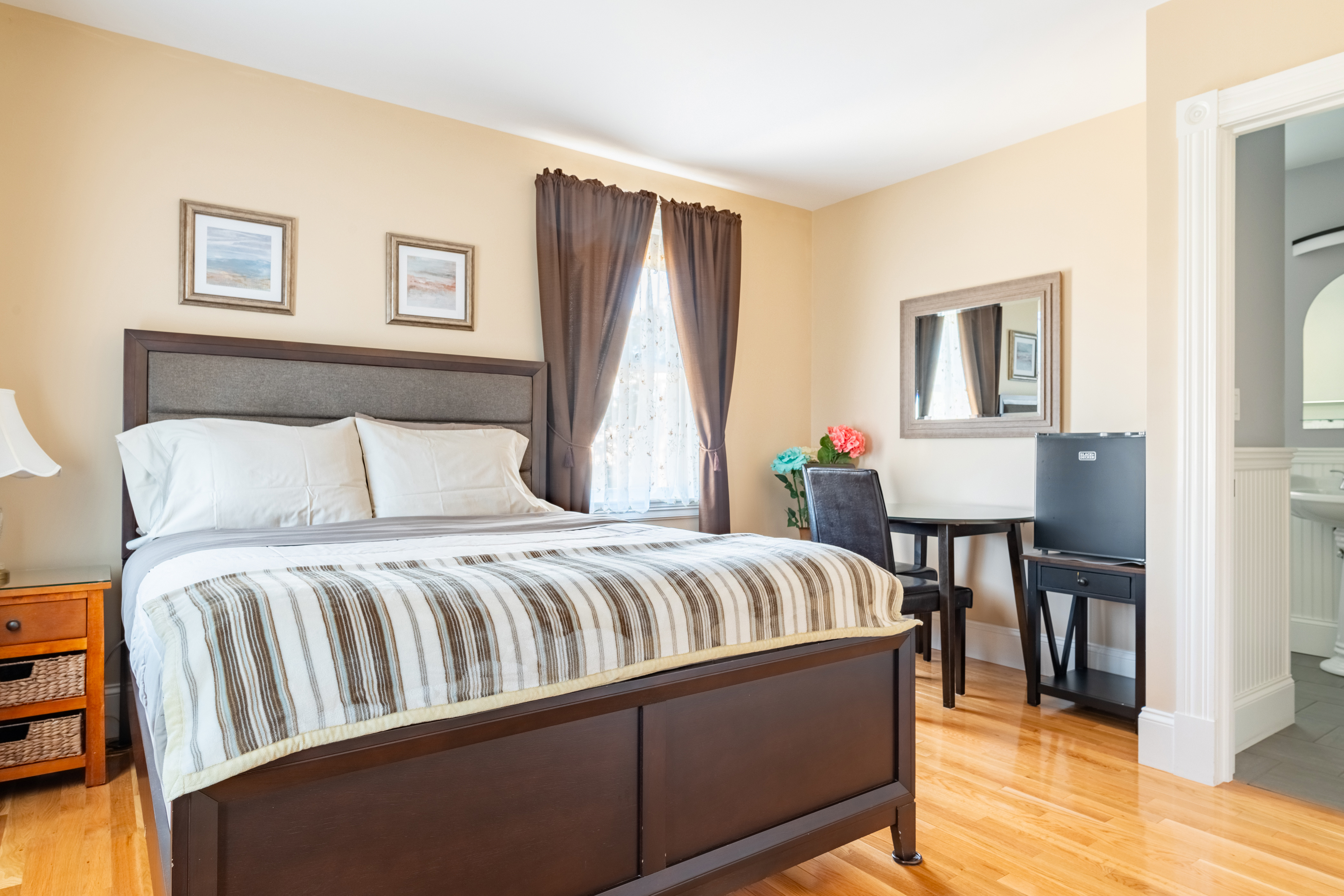 3)MIT-Harvrd-BU-pri bathrm/freeprkng/Queenbed