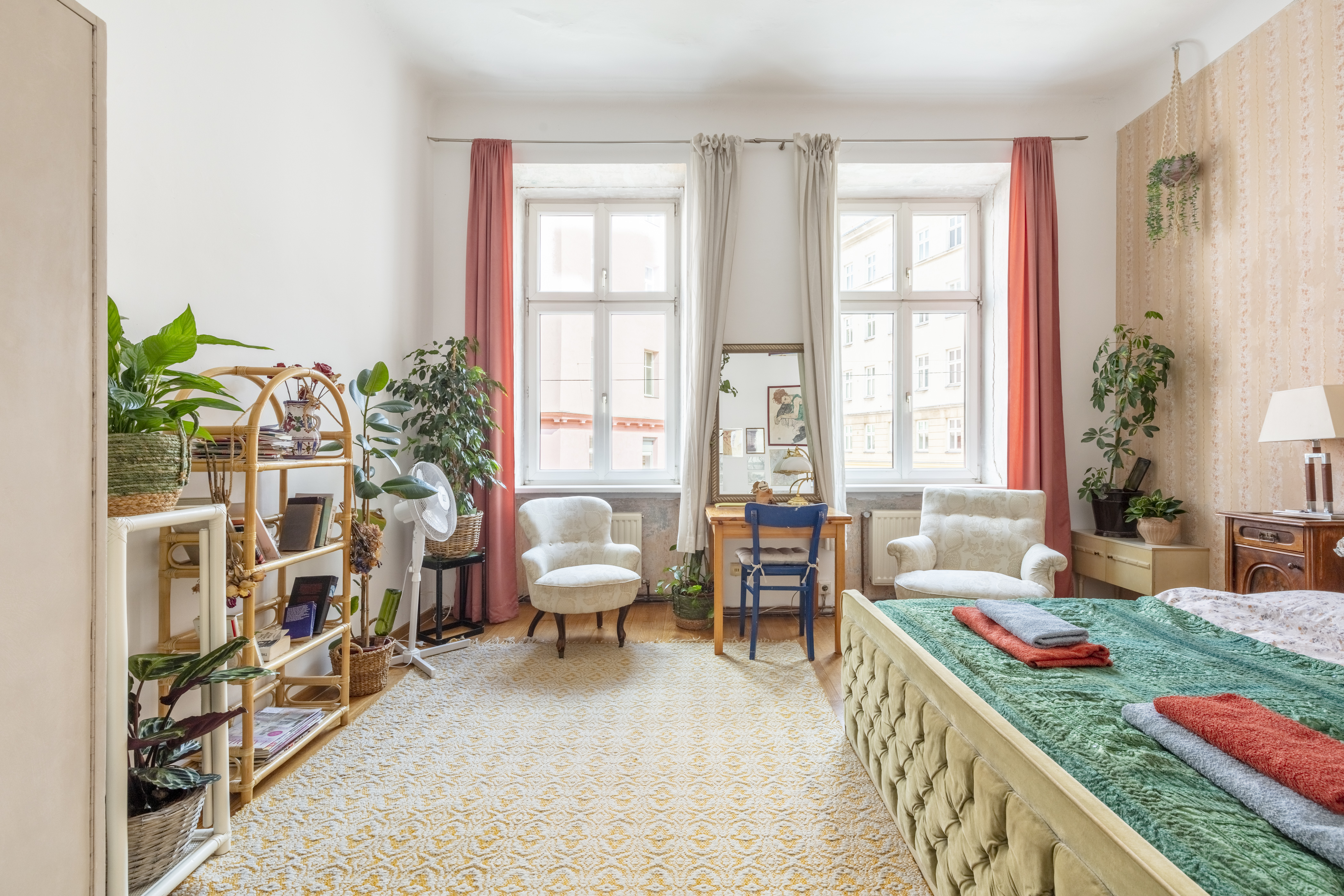 spacious room in artsy flat close to city-center