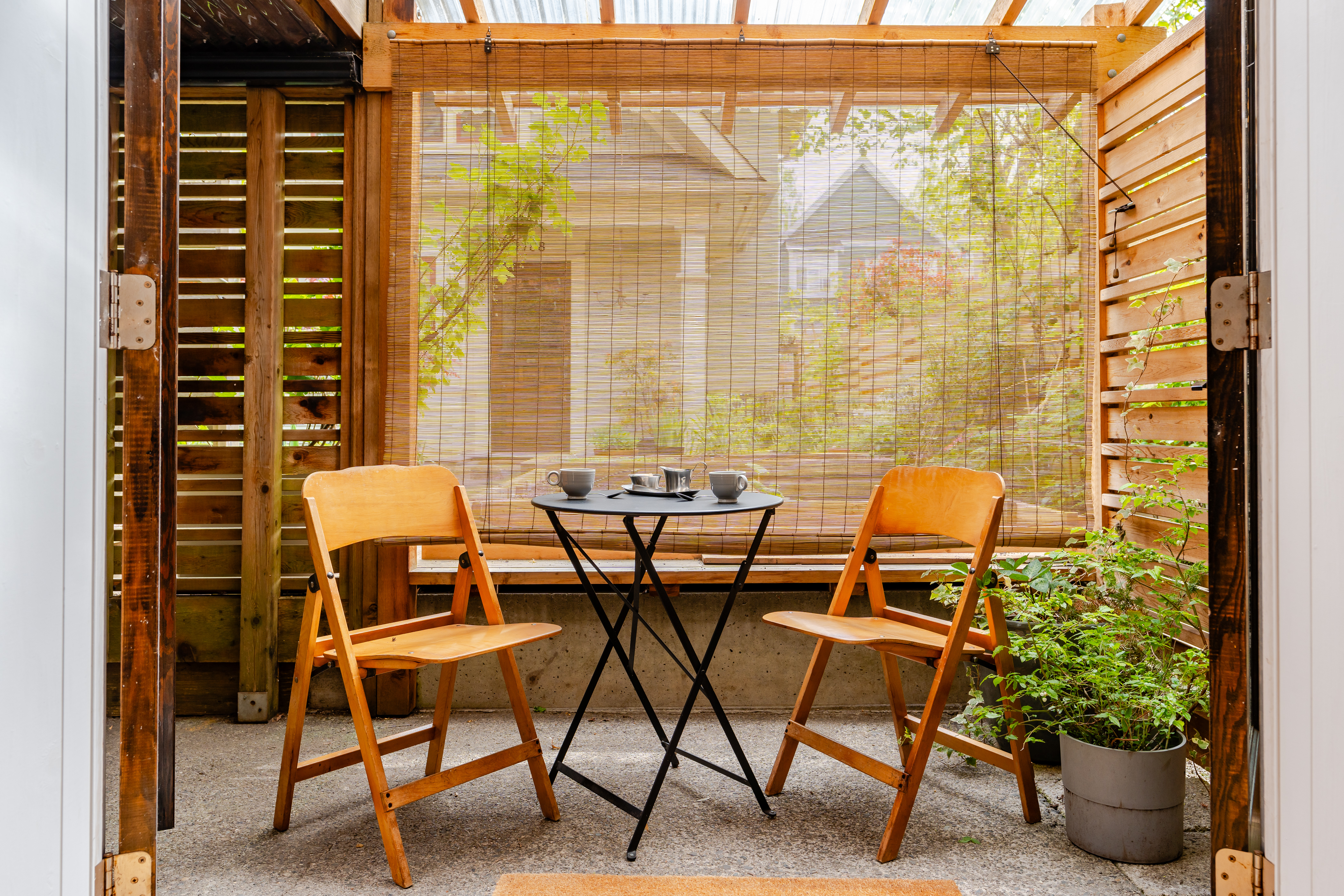 Modern Garden Suite, close to Skytrain & the Drive