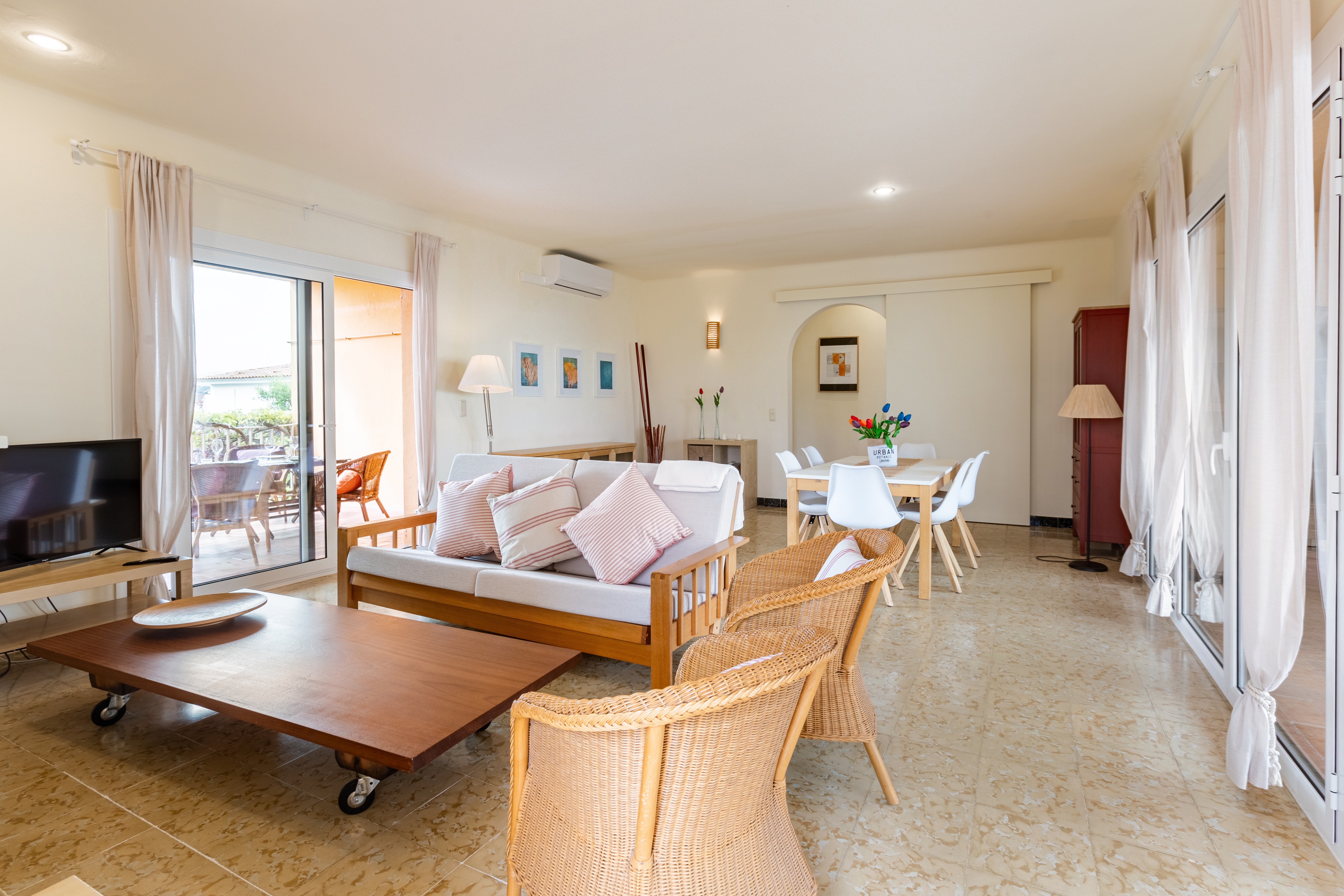 "Mar i Muntanya" bright, independant apartment. in L'Escala, Girona