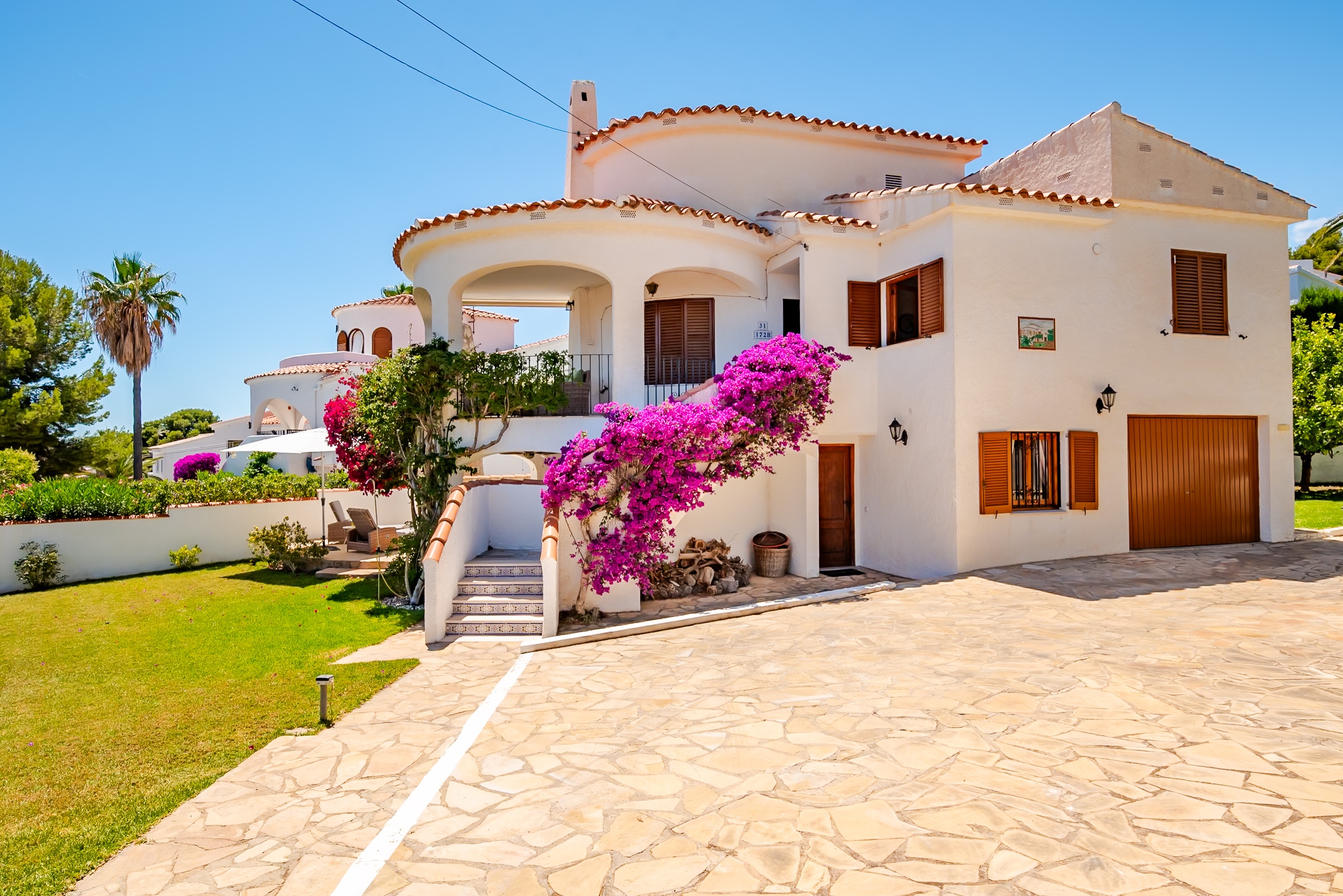 A hidden gem. Flat with private pool & parking.