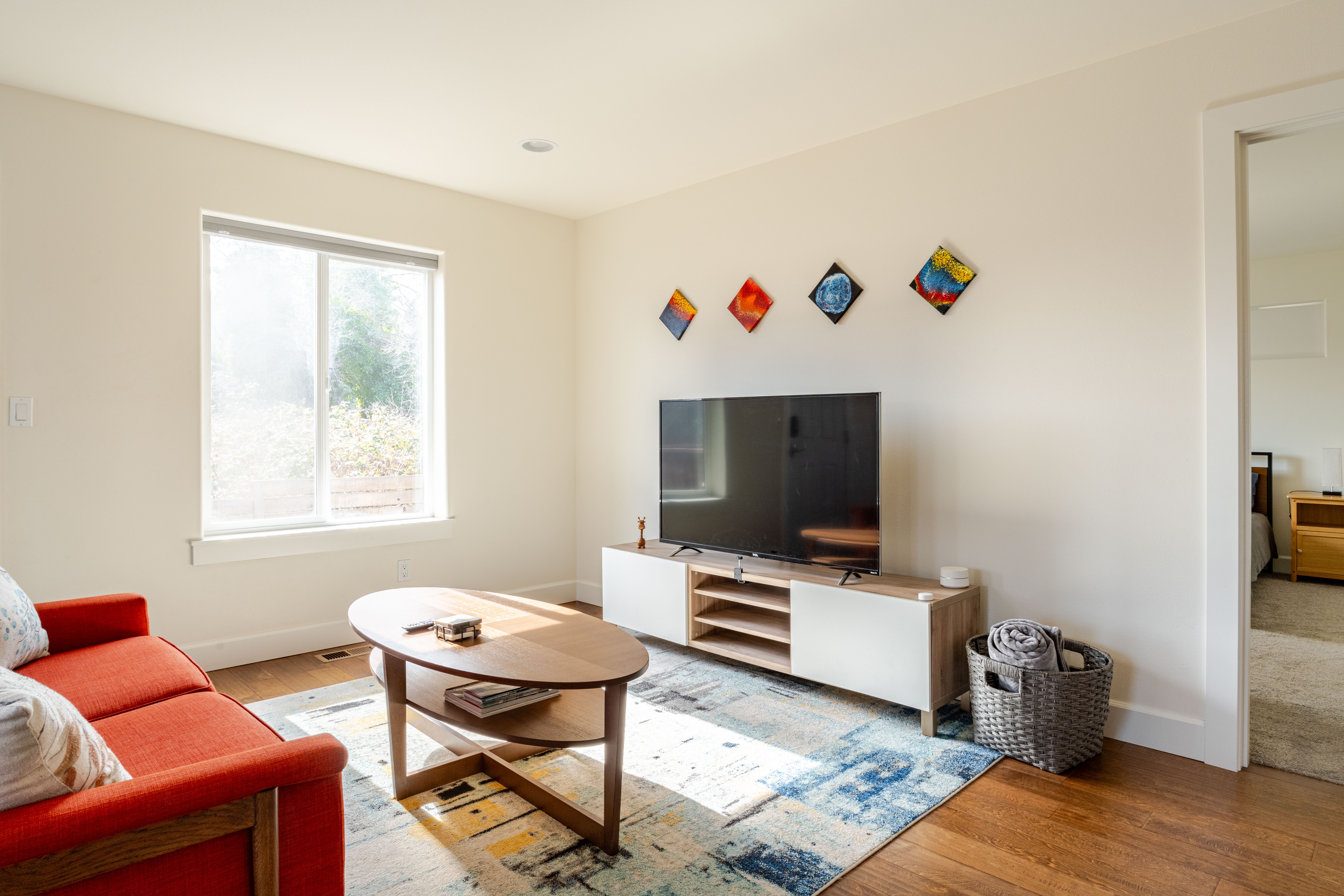 Private King Bed Suite + Open Kitchen + Driveway