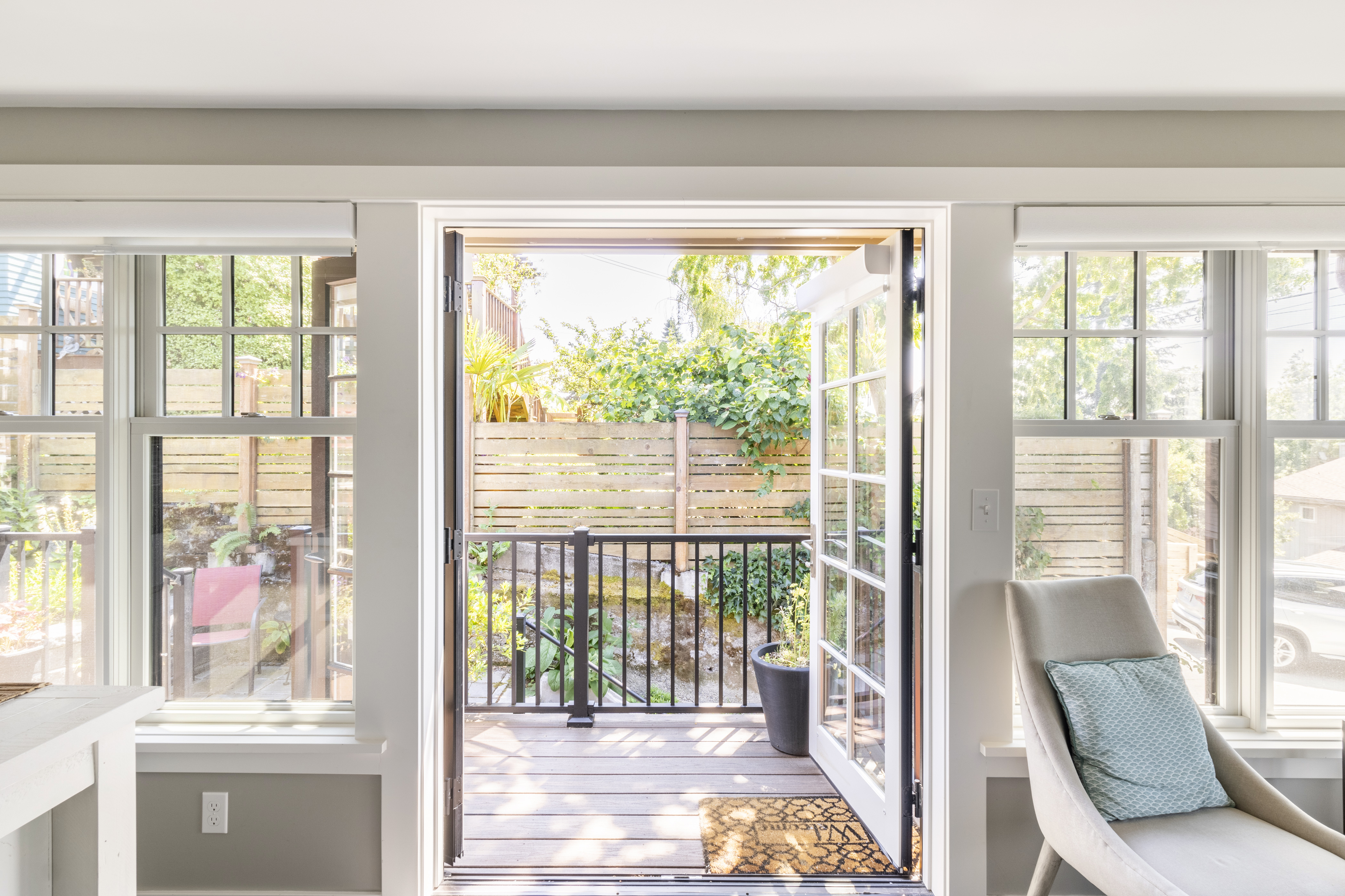 Light-filled one bedroom cottage with garage.