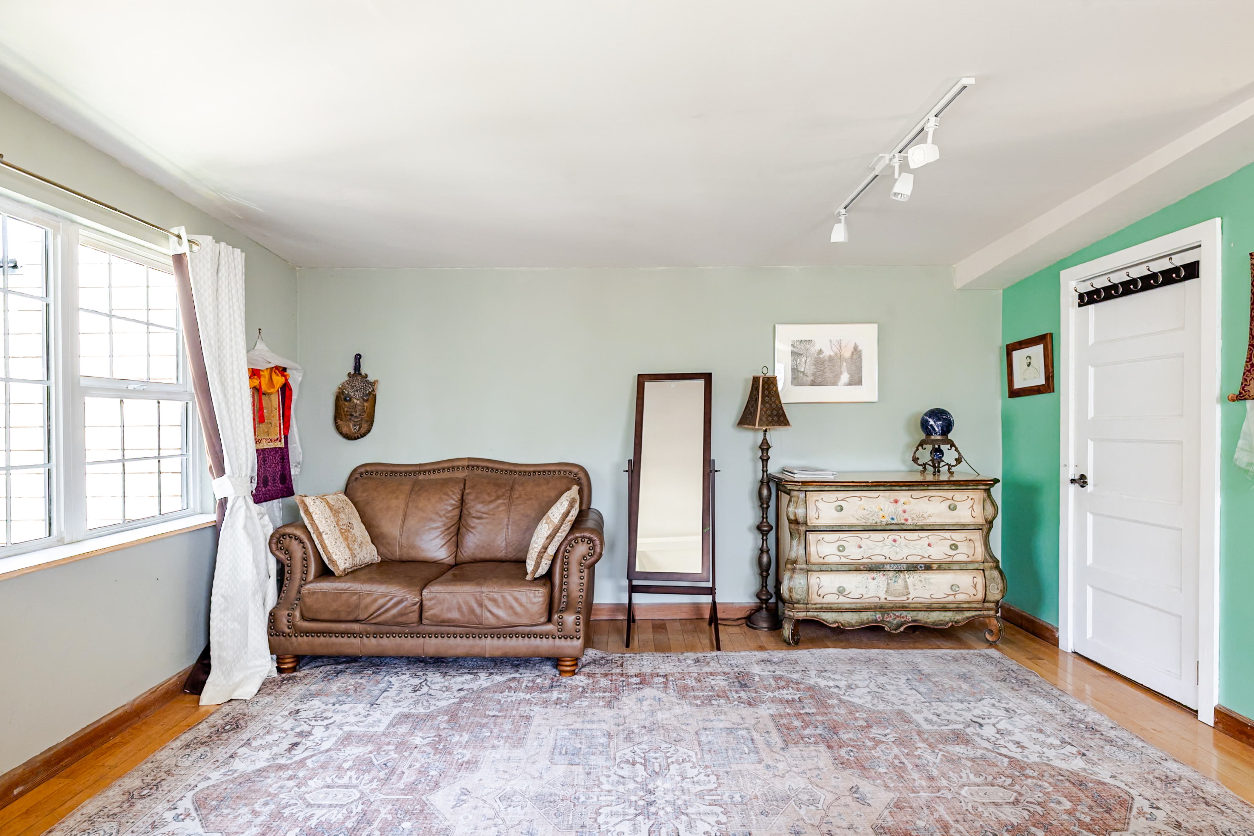 Private Suite living, kitchenette, bath VIEWS)