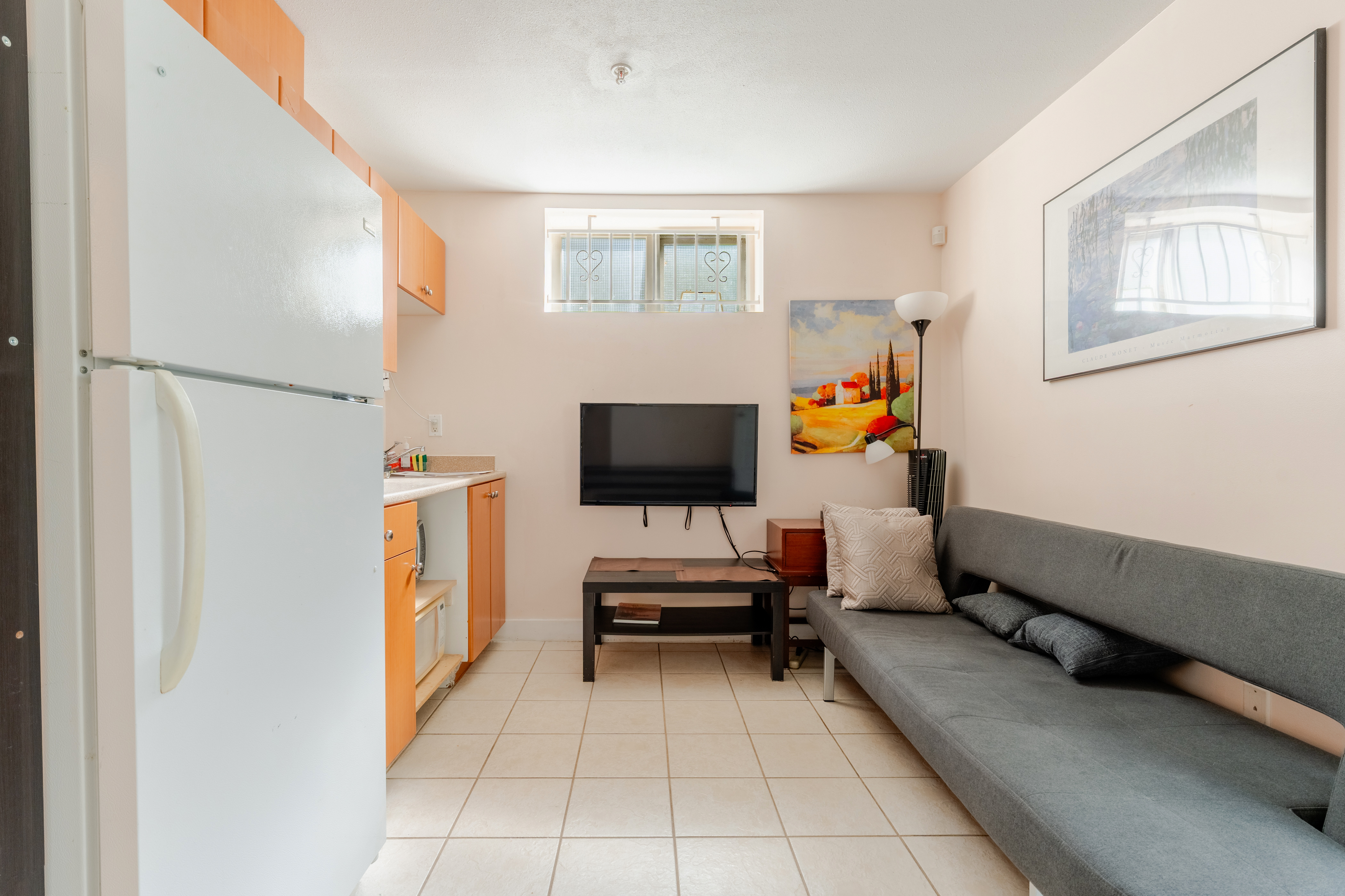 Private Suite @ The Drive/Trout Lk (central loc)