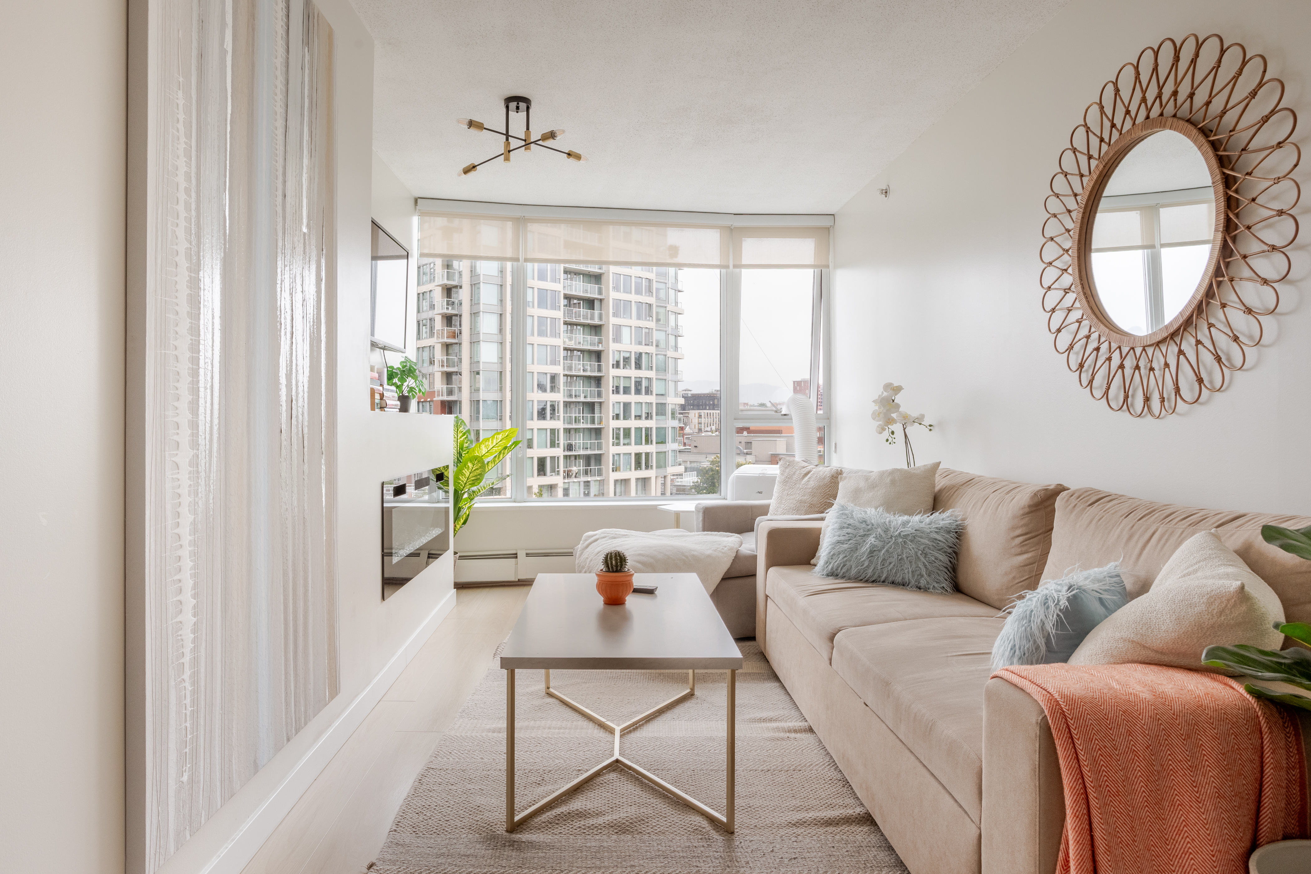 King Bed Apartment with A/C, Pool & Free Parking