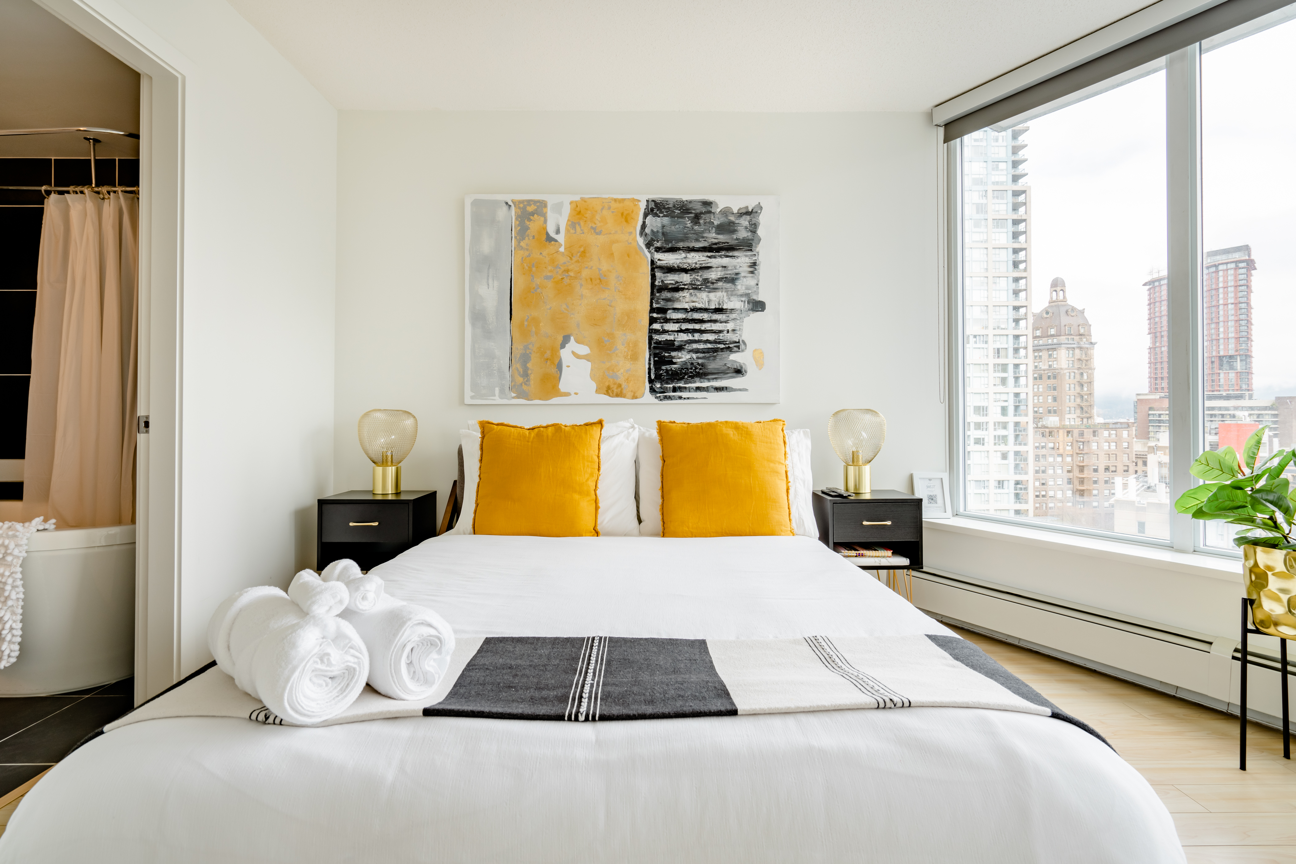 2BR Condo: BC Place Walk, Pool & Parking