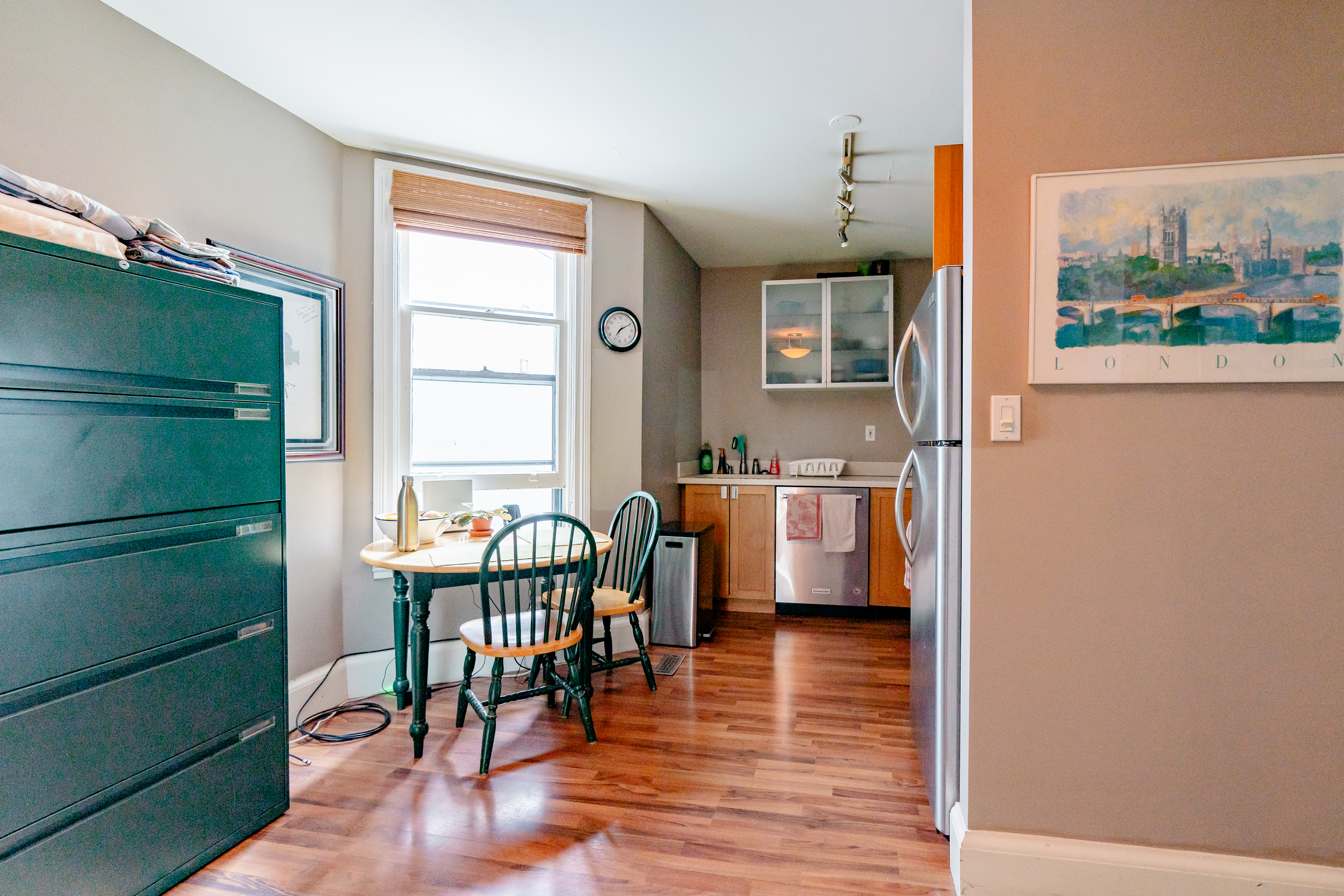 U of T area, cozy room with TV and workspace