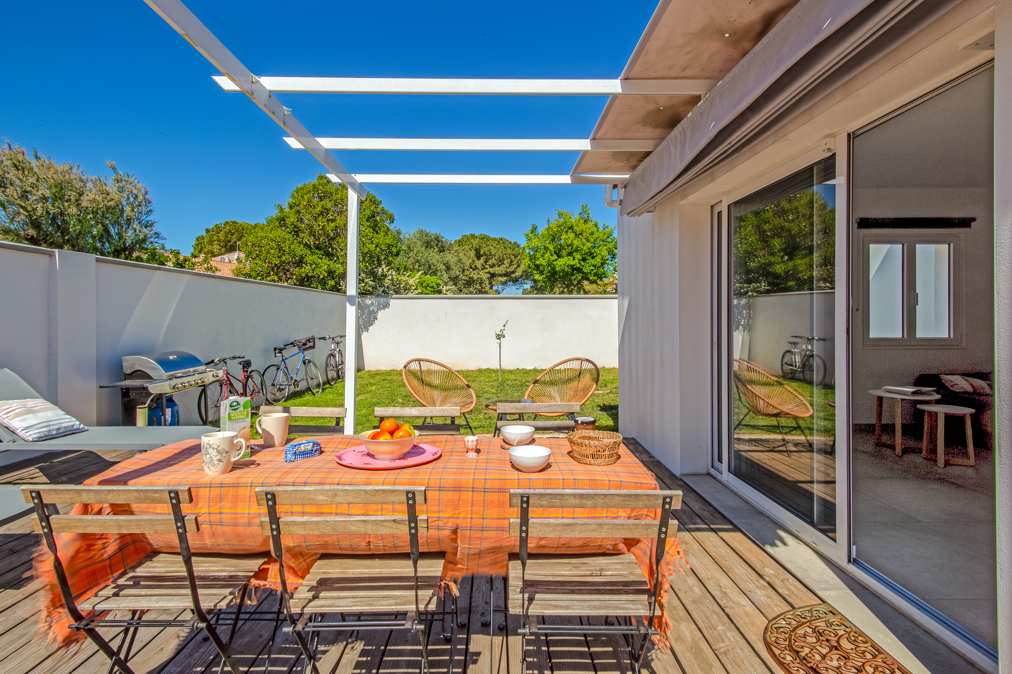 Cozy house with garden, terrace and parking