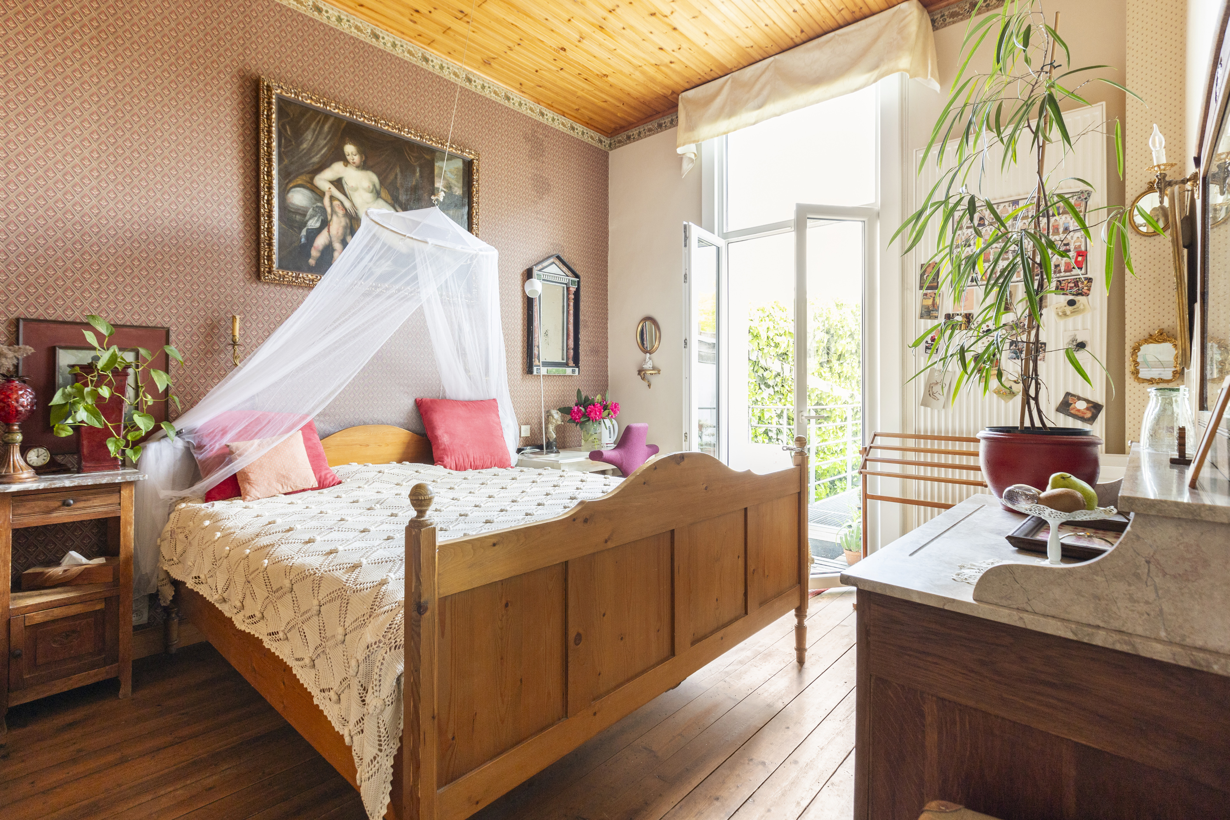 Master bedroom with 2 balconies in Borgerhout Intra Muros Zuid, Antwerp