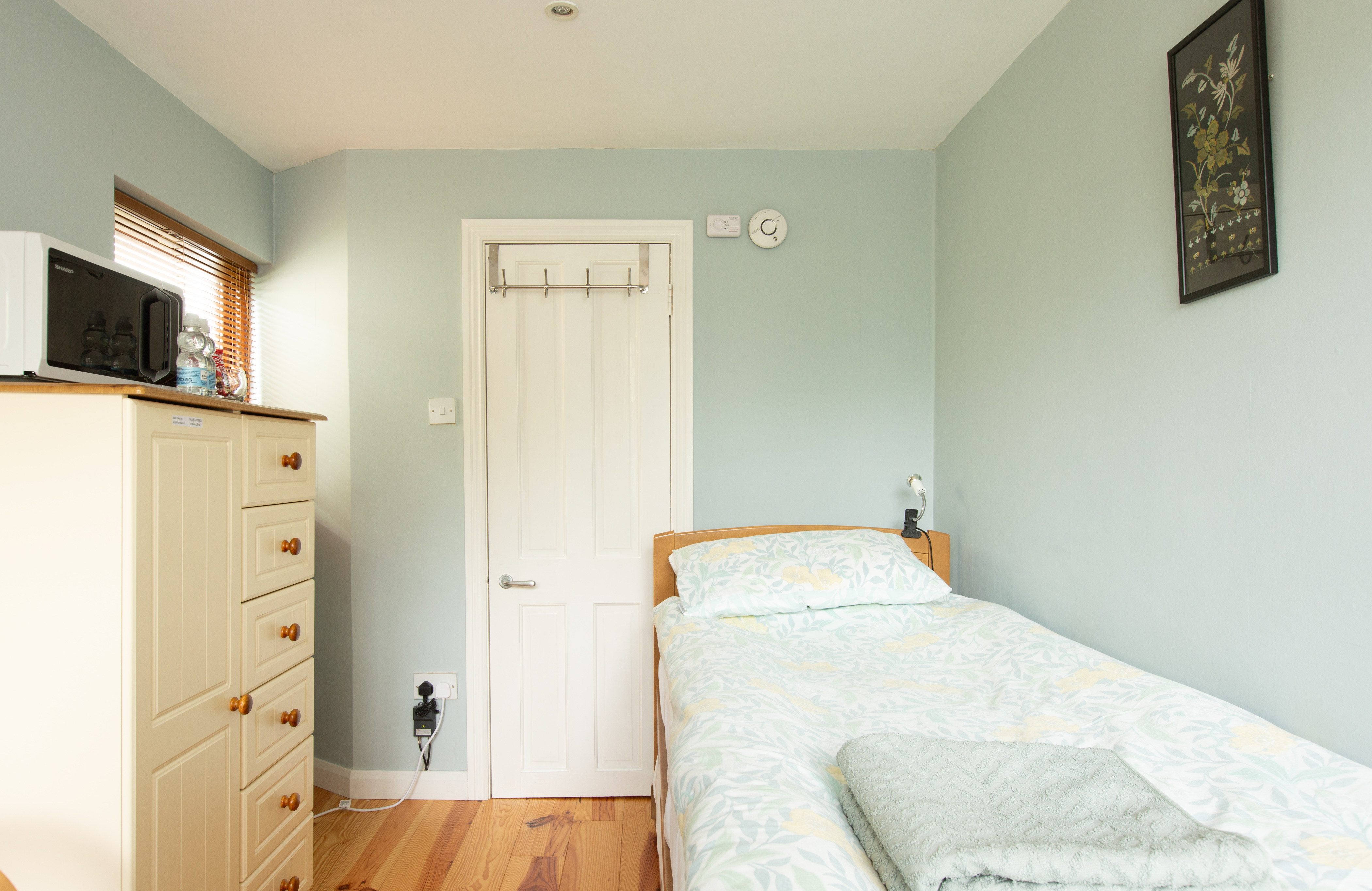 Attractive ground floor single room with en-suite.
