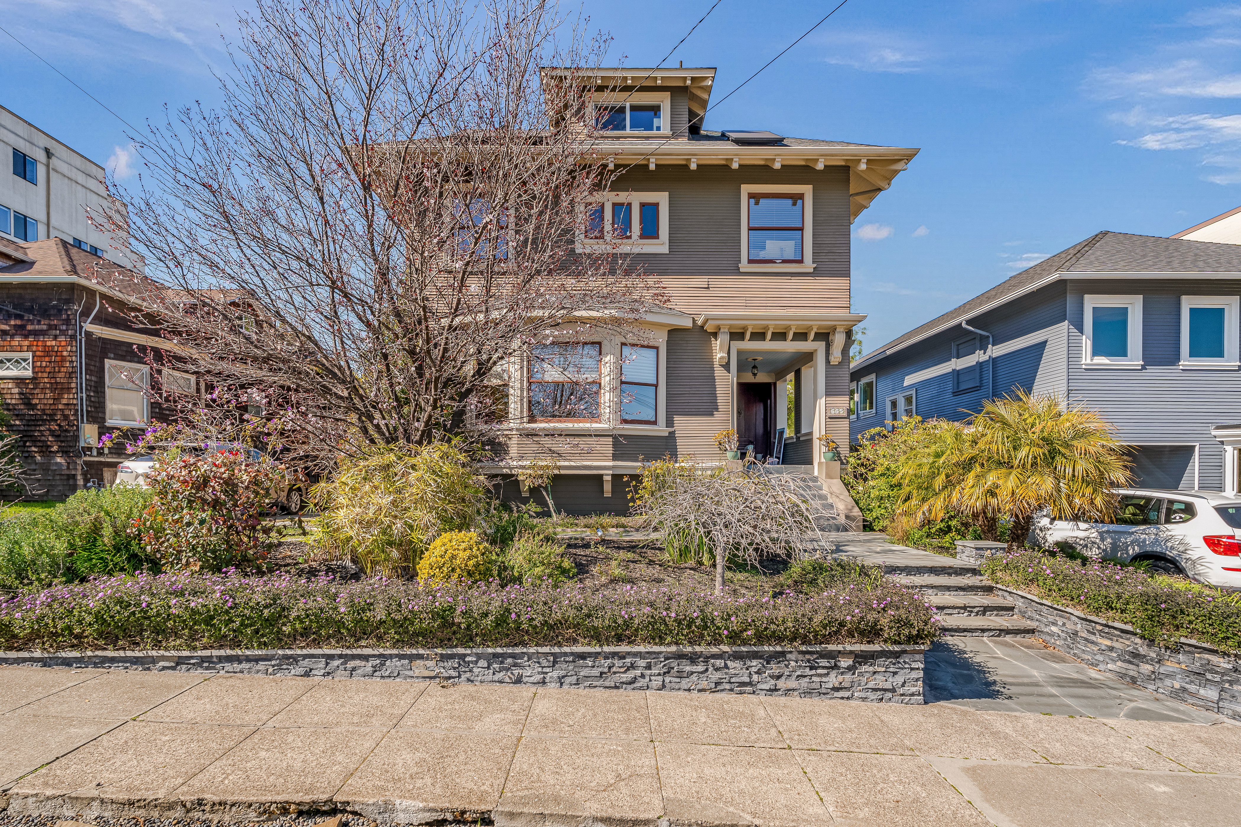 Family home w/ great outdoor space in Grand Lake, Oakland