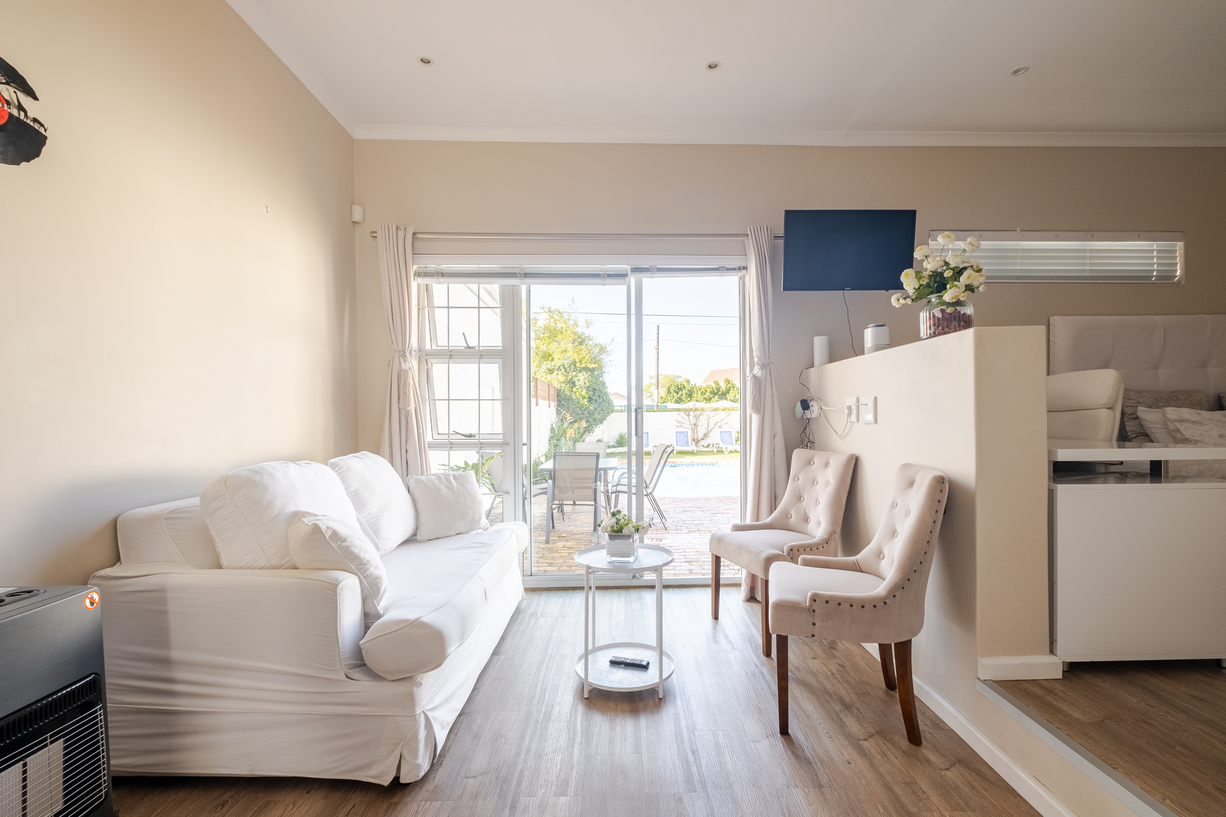 Adorable 1-bedroom cottage with shared pool