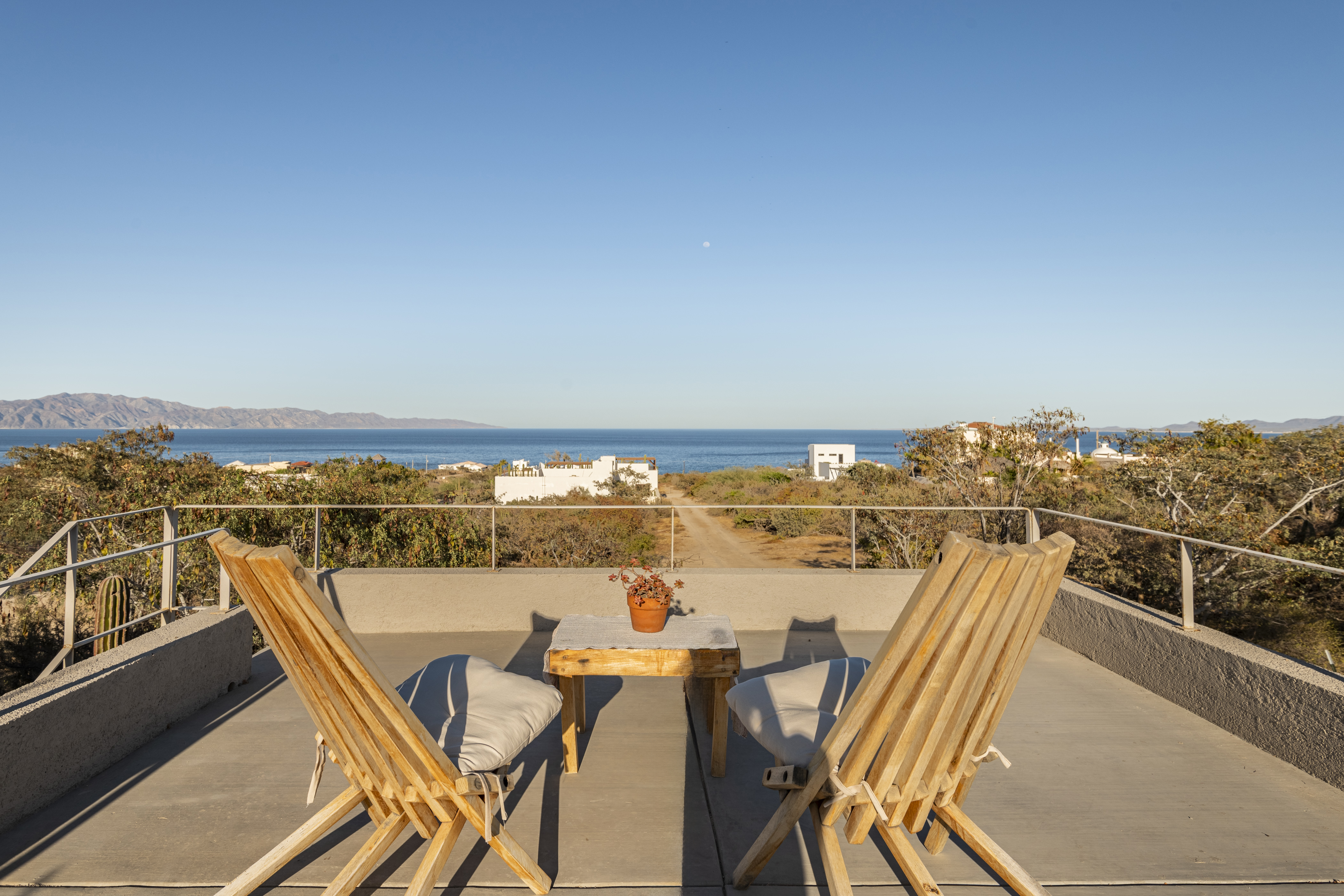 Comfy Modern Guesthouse, King Bed, 5min beach walk