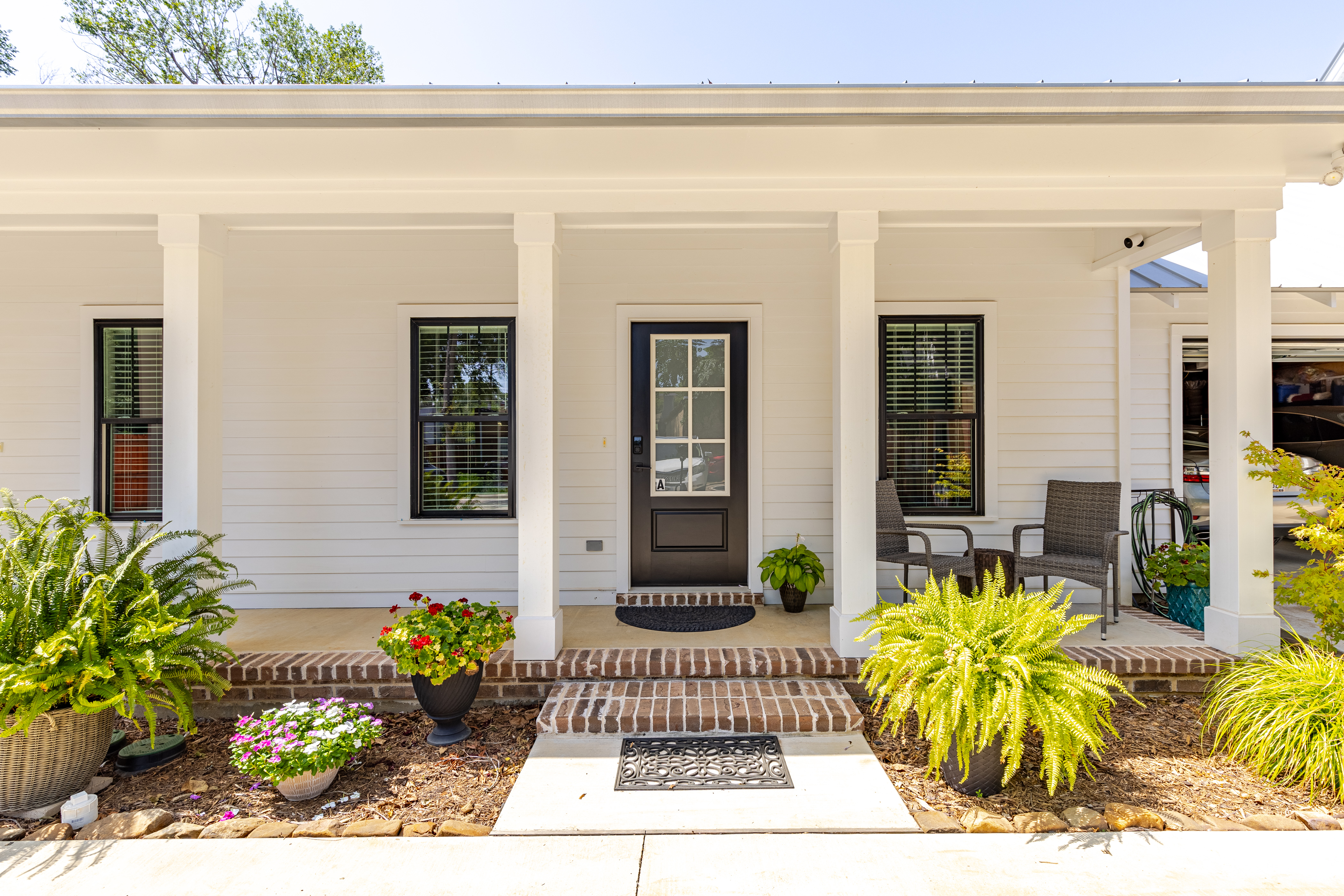 Lovely one Bedroom Sugarberry Cottage downtown.