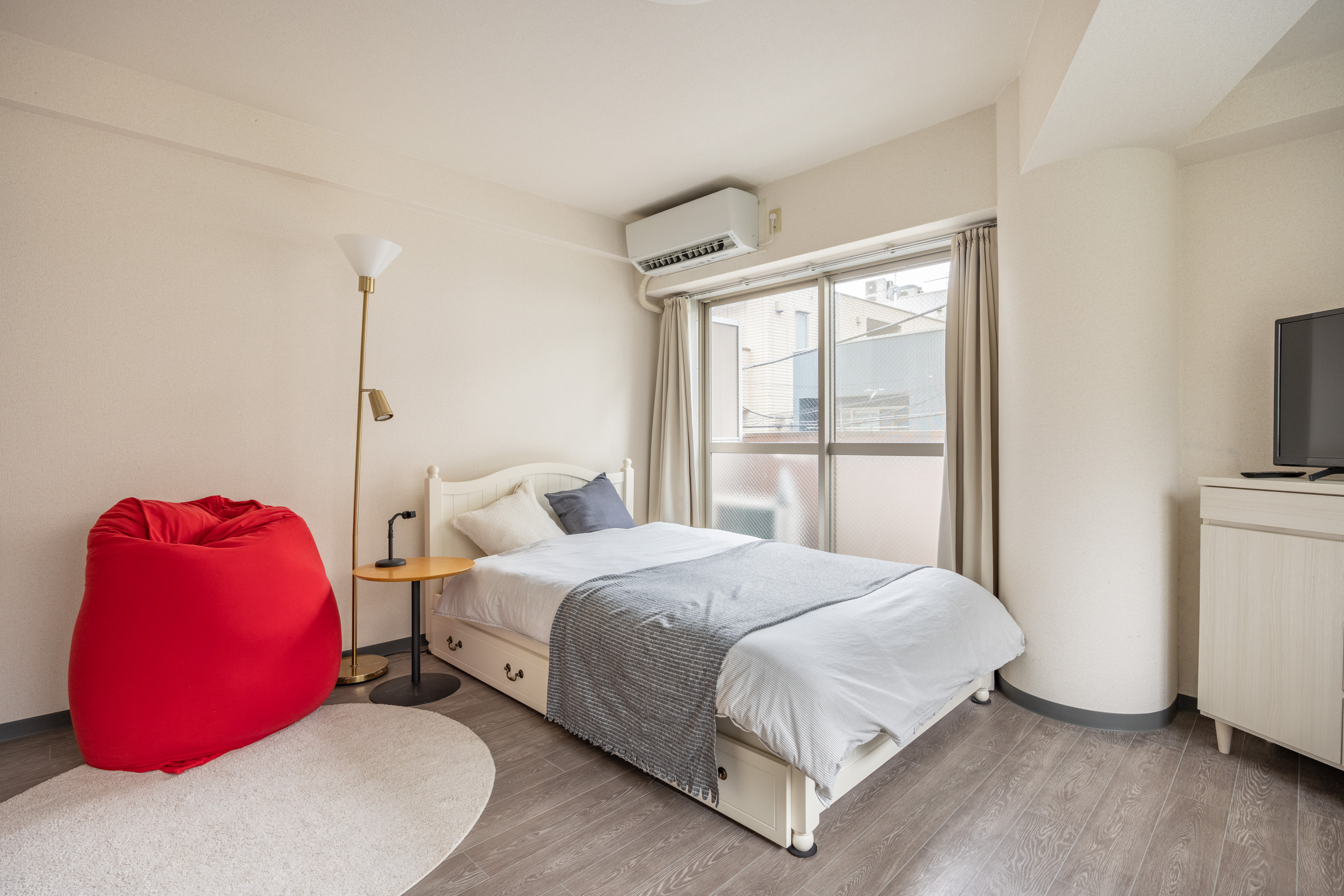 The popular Sangenjaya station is 1 minute on foot for one room in the apartment