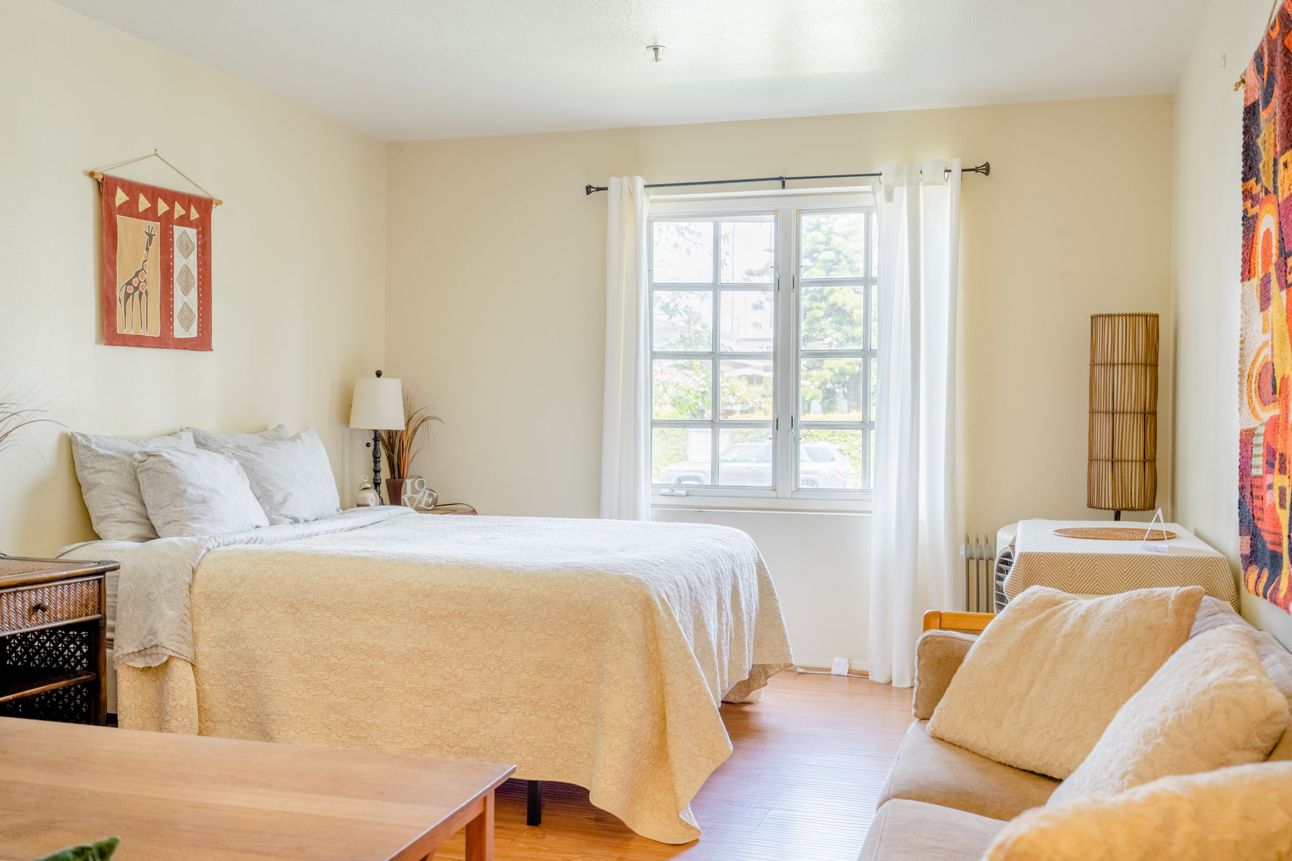 SPACIOUS BEDROOM IN PRIVATE SUITE WALK 2 BEACH