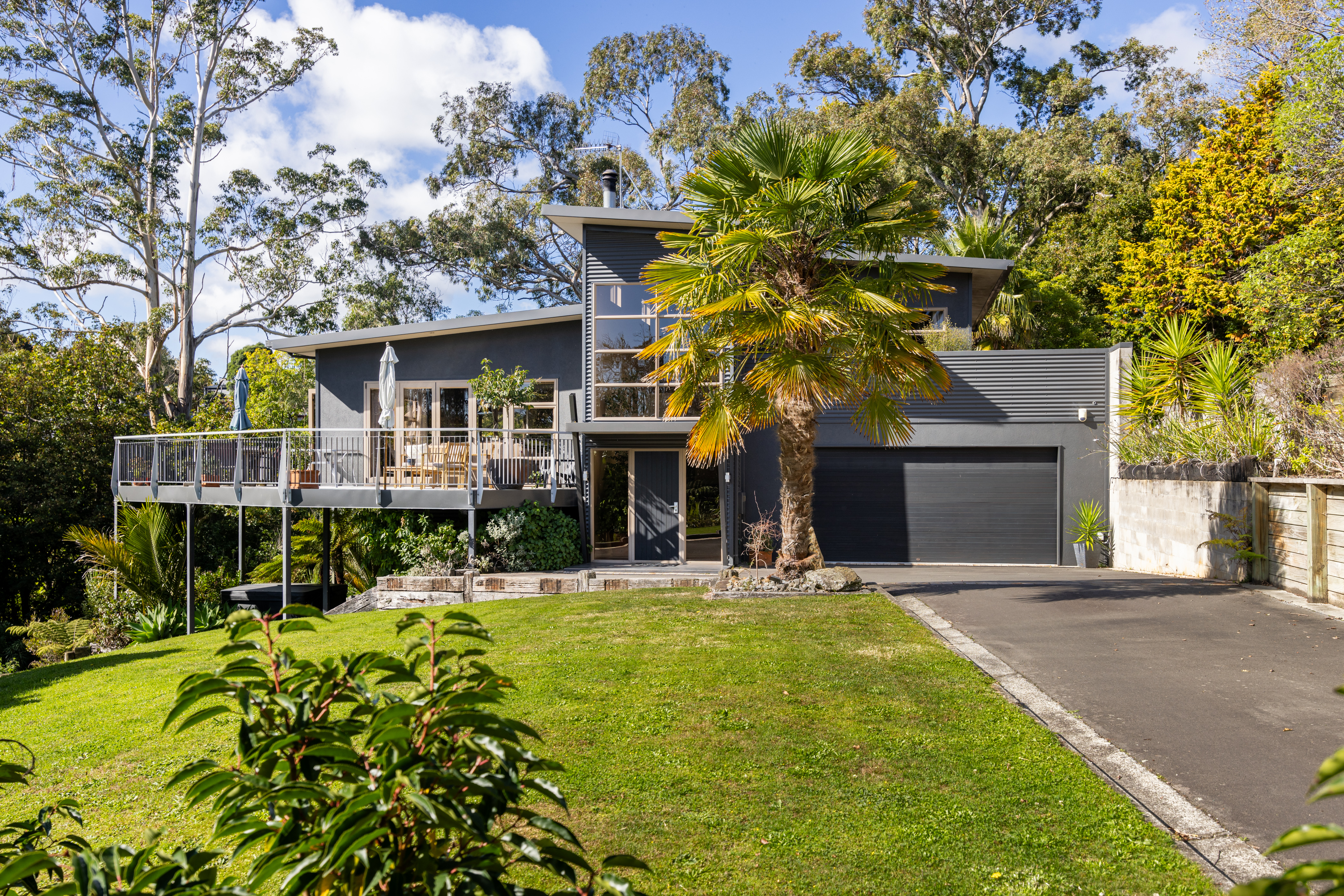 Bush surrounded retreat - minutes from city centre