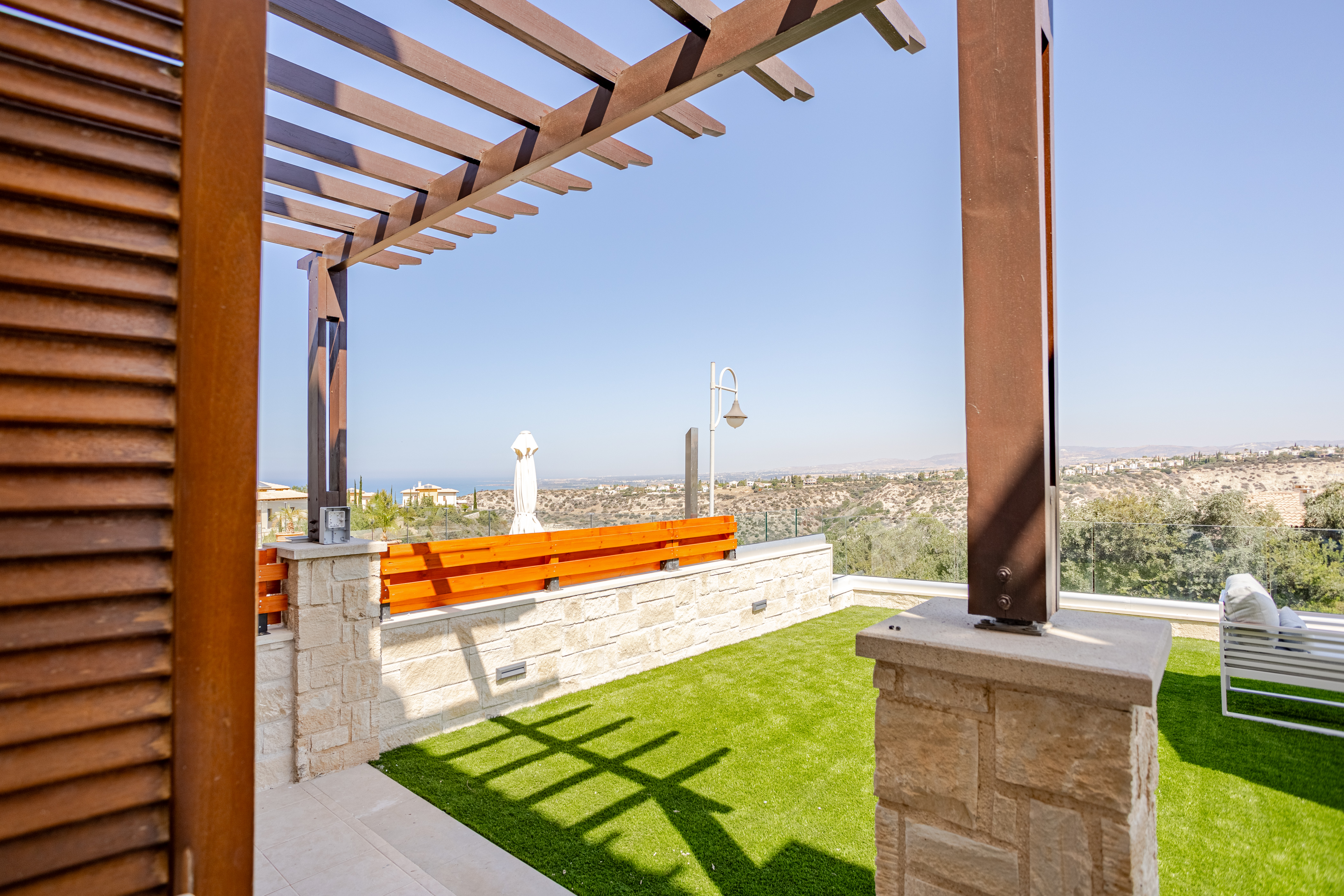 Garden apartment with sea view