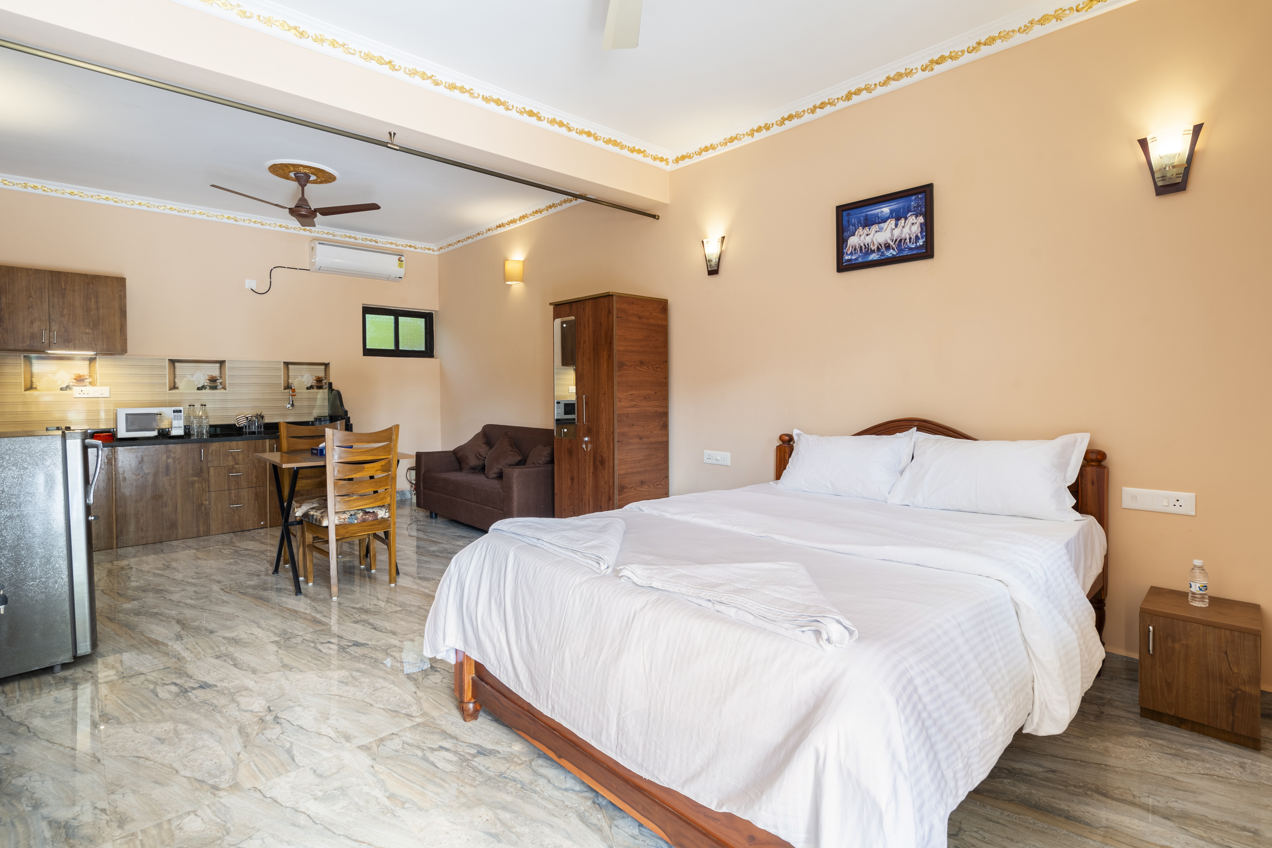 Clean and Spacious room 9 minutes to Majorda beach