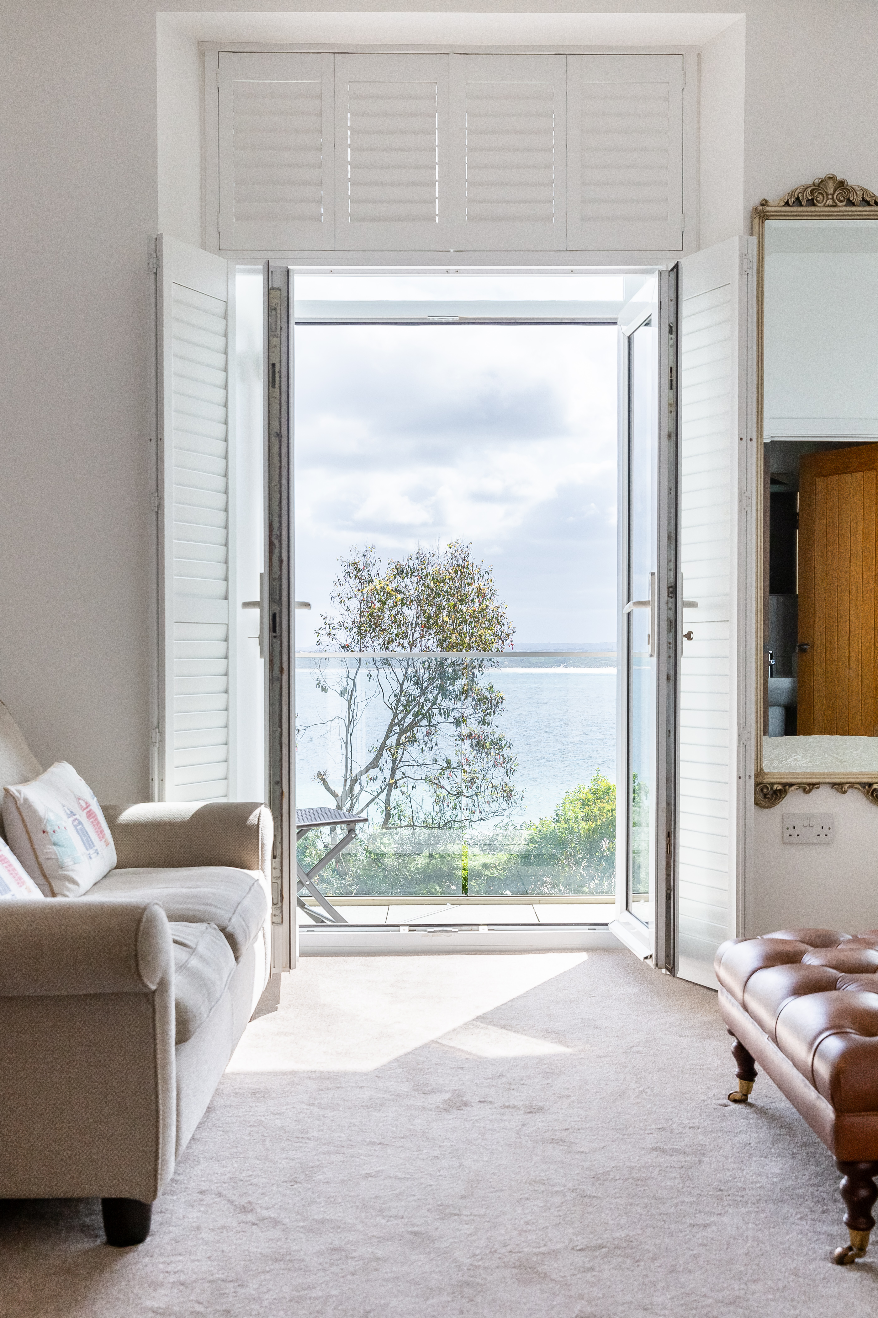 Luxury Sea Views Balcony, Parking, Pool, Spa & Gym