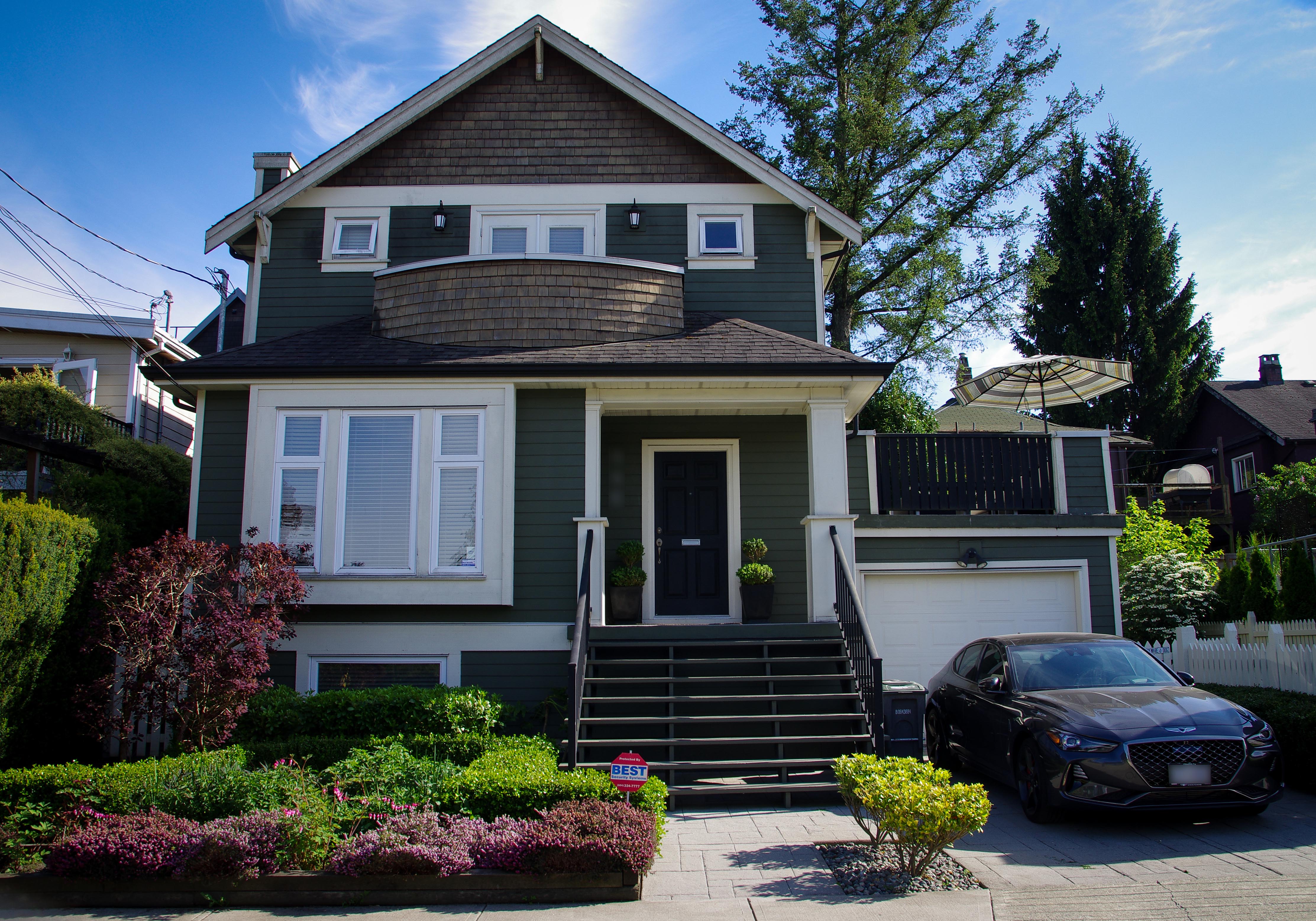 Charming 2 Bedroom Garden Suite with Private Patio
