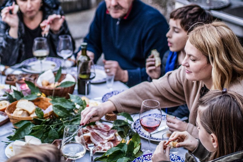 Eat with locals Airbnb