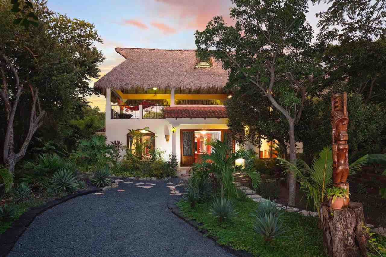 Casa Kontiki beachside gem +game room
