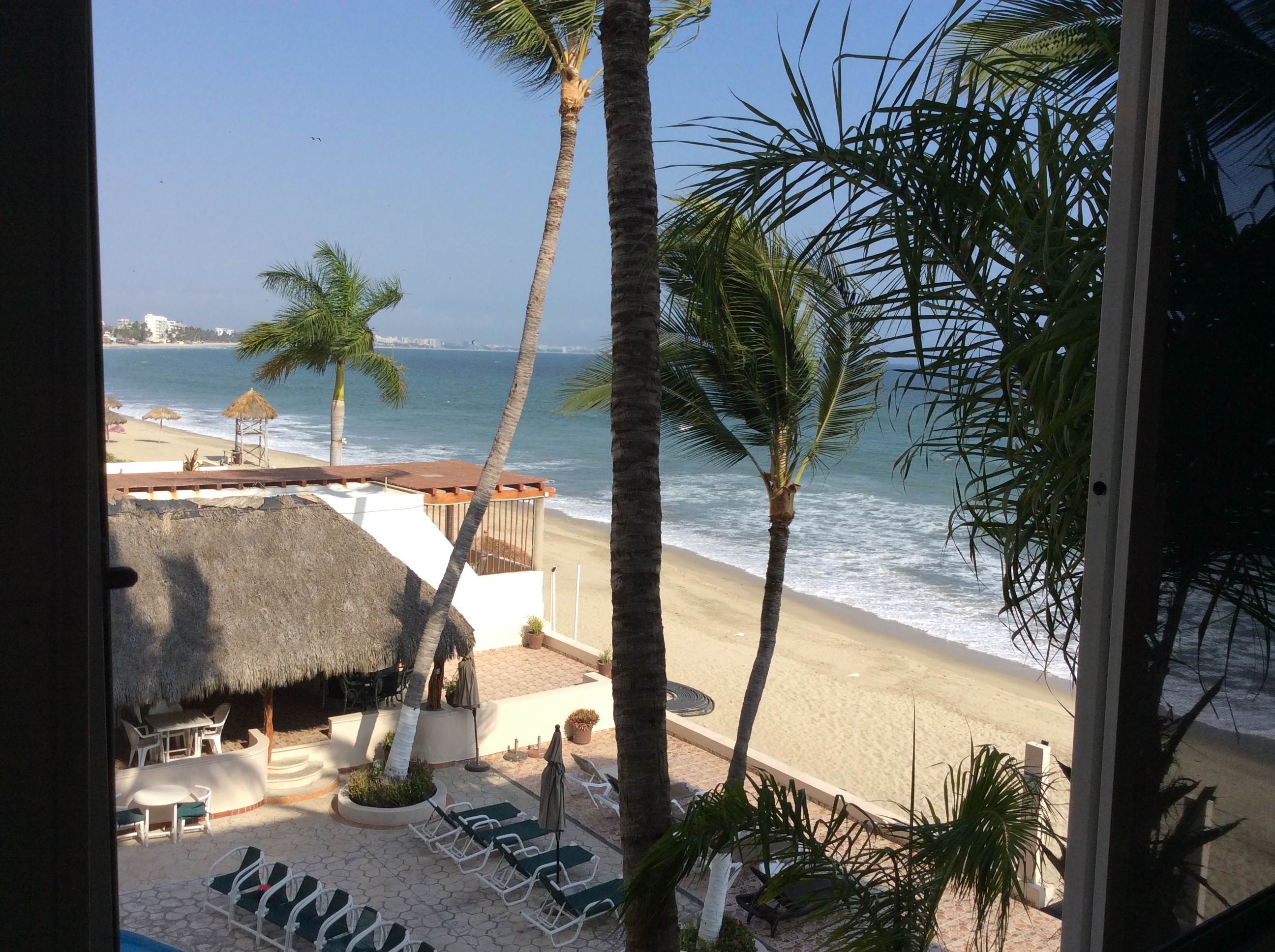 Beach front studio, pool and ocean view 304a