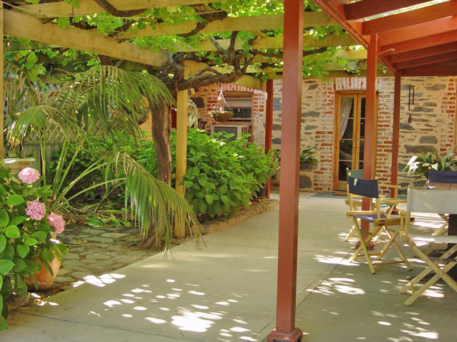 Bluebird Cottage is a relaxing 100year old cottage in Angaston, Barossa Valley